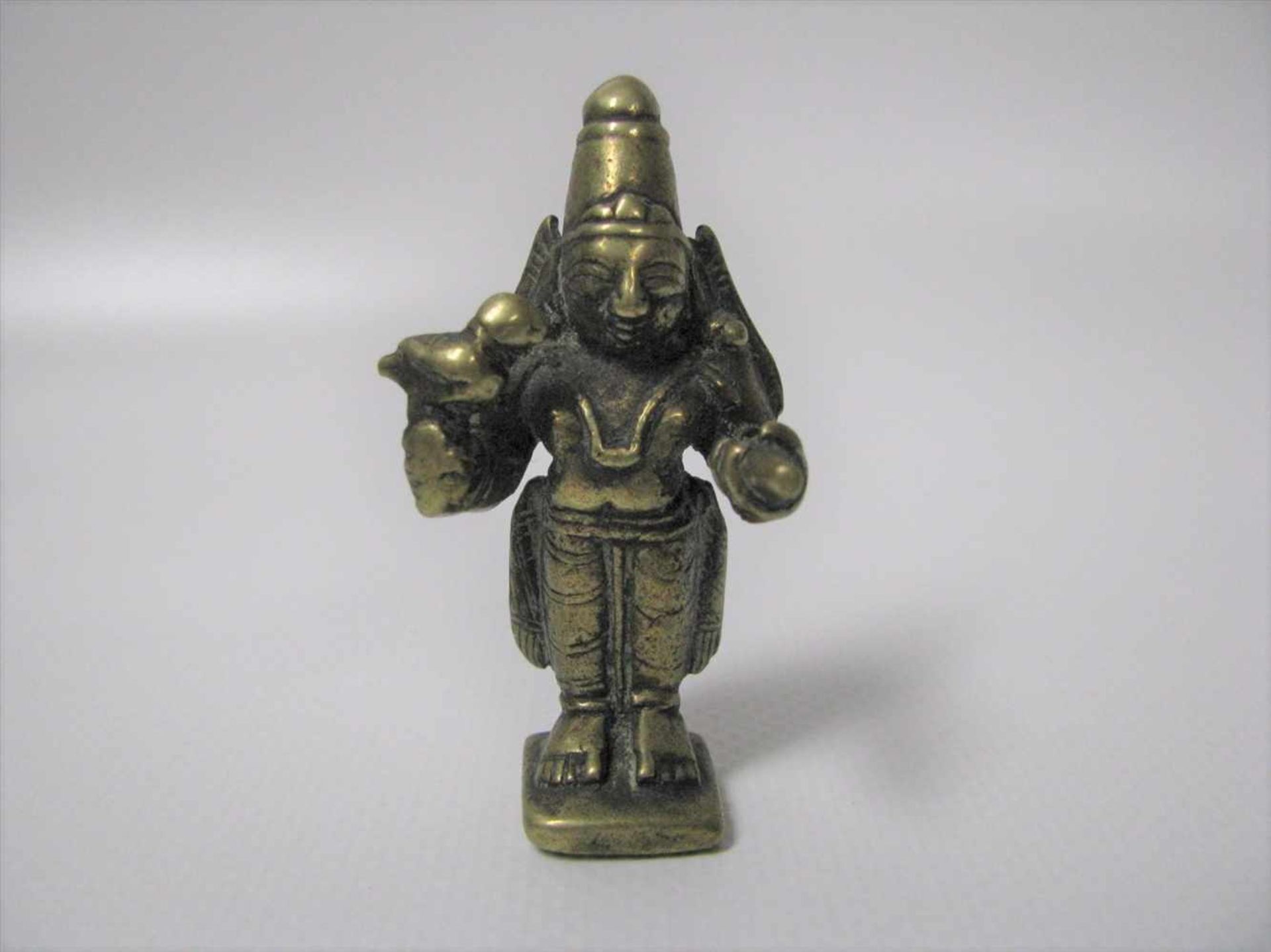 Heiligenfigur, Tibet/Nepal, um 1900, Bronze, h 5,5 cm, d 3 cm.