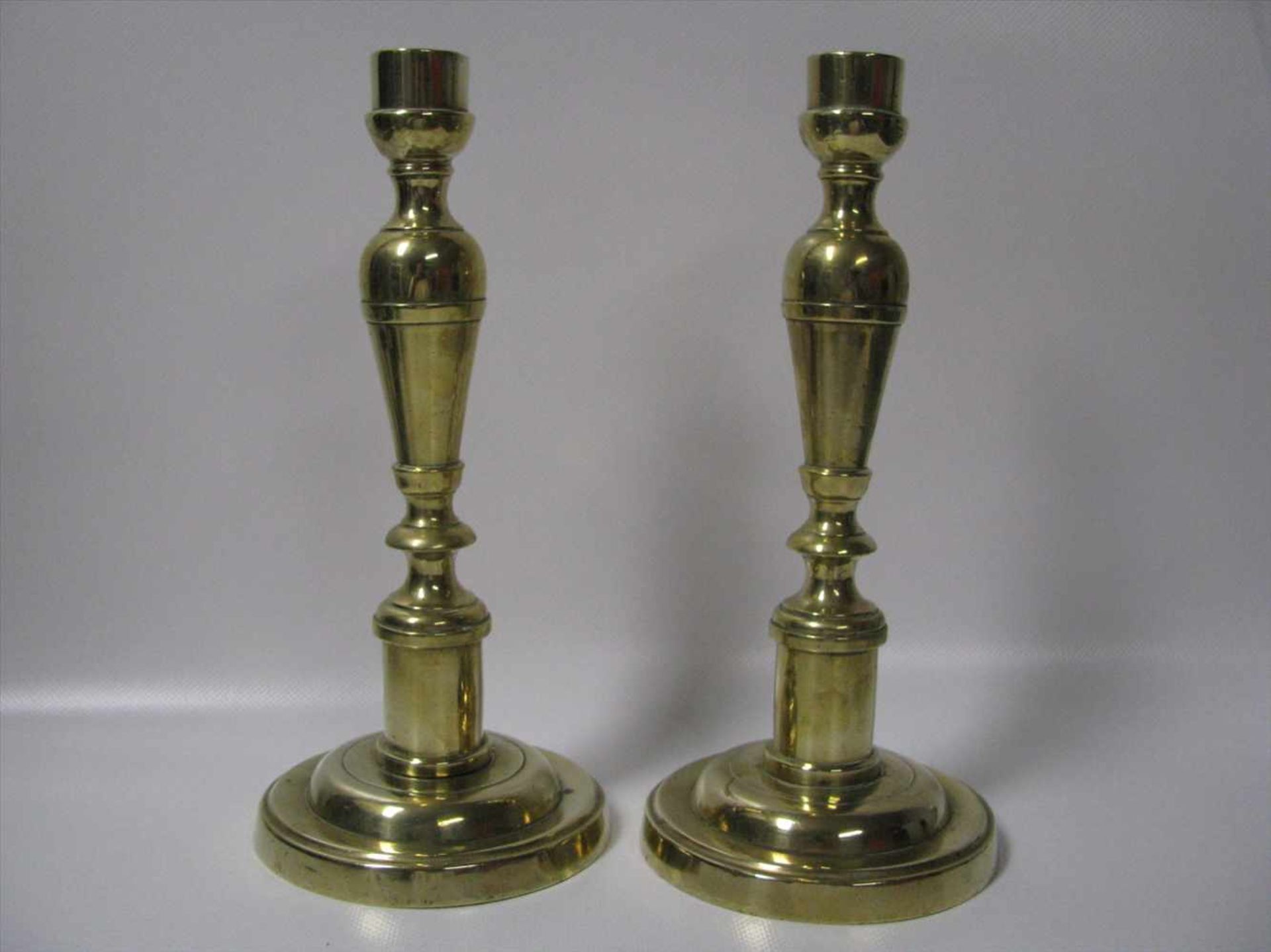 2 Kerzenleuchter, um 1850, Messing, h 26,5 cm, d 12 cm.