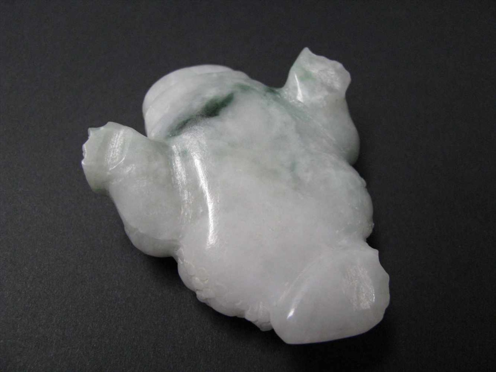 Sitzender Frosch/Kröte, China, weiß-grünliche Jade beschnitzt, 6 x 5 x 2 cm. - Bild 3 aus 3