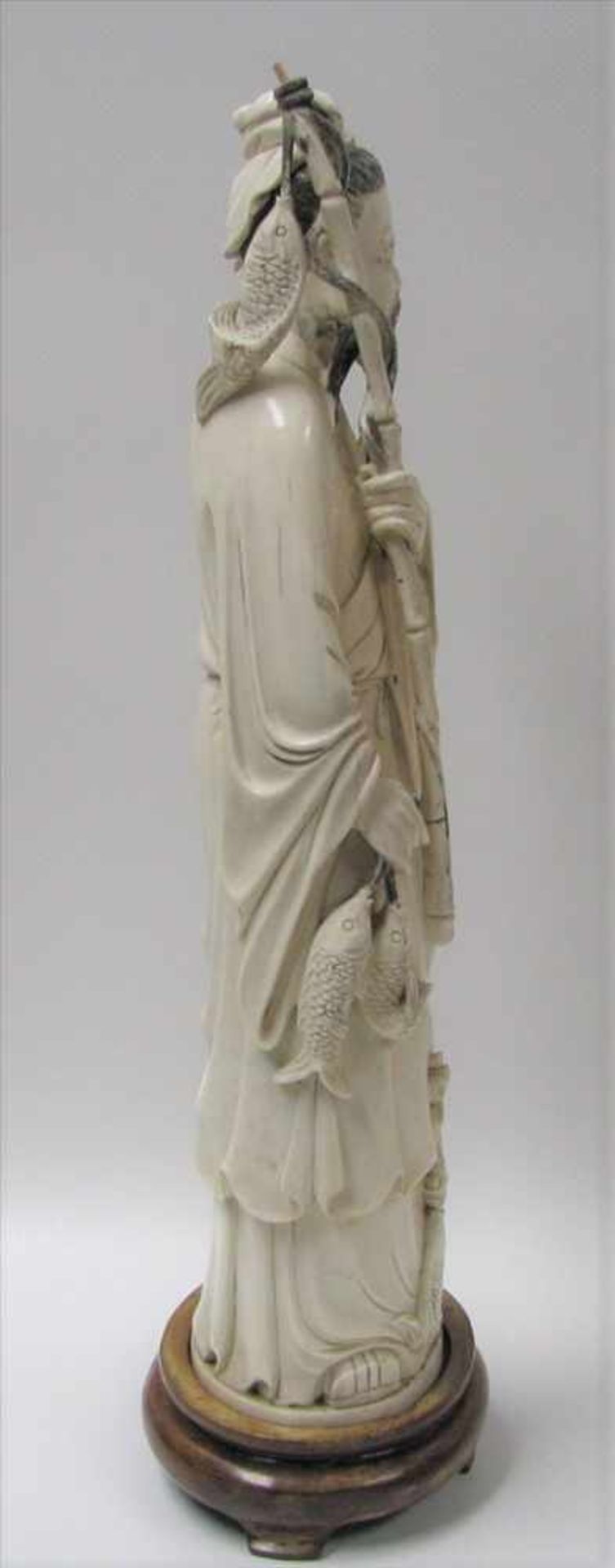 Stehender Fischer, China, um 1900, Elfenbein beschnitzt, teils geschwärzt, h 35 cm, d 9 cm. - Image 4 of 5