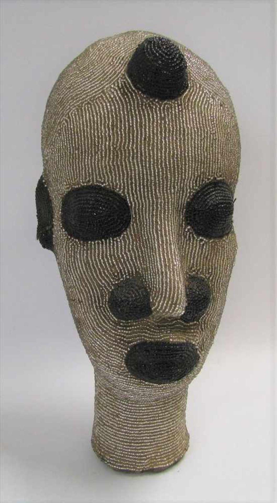 Kopf, Afrika, Ton mit silbernen und schwarzen Perlen verziert, 29 x 14 cm.