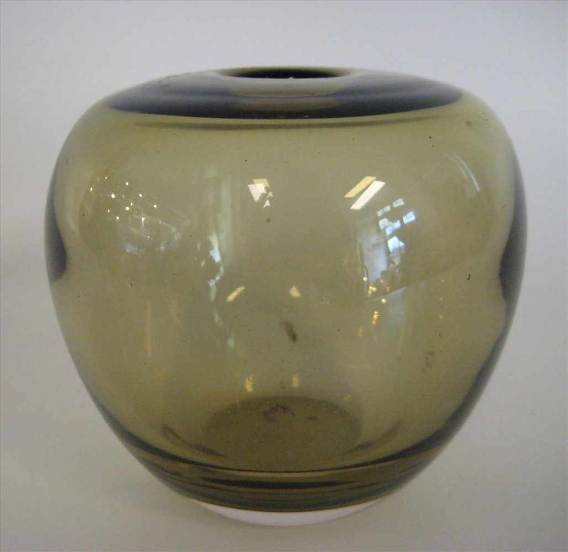 Designer-Vase, 1960/70er Jahre, Blau eingefärbtes Glas, h 11,5 cm, d 2 cm.