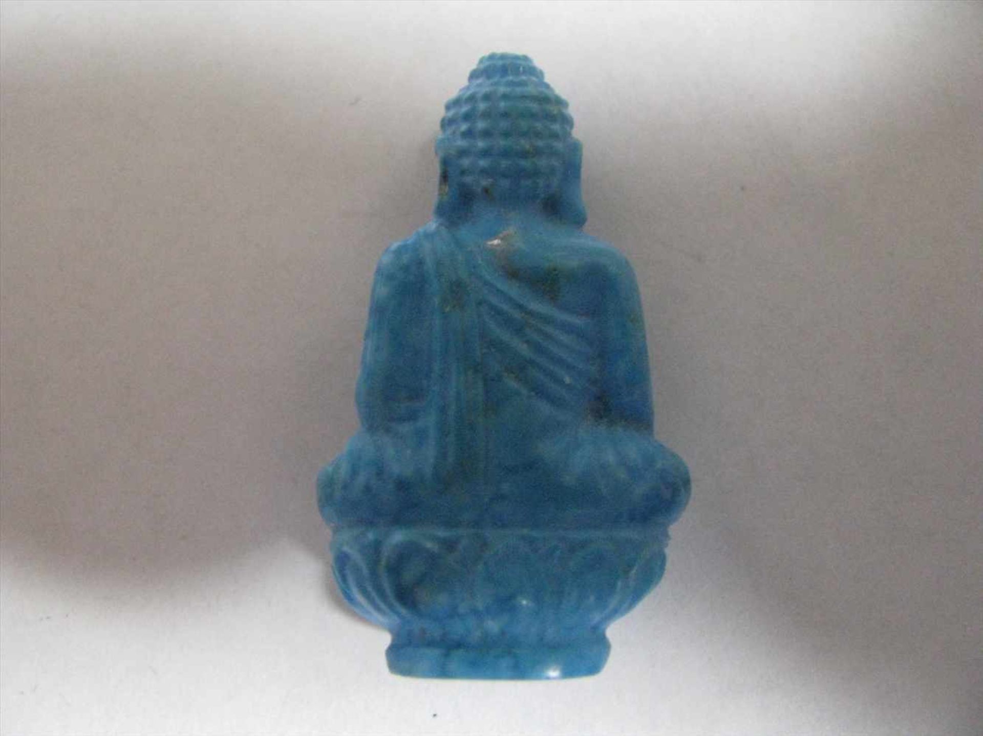 Sitzender Buddha auf Lotusthron, Türkis fein beschnitzt, 3 x 2 x 1 cm. - Bild 2 aus 2