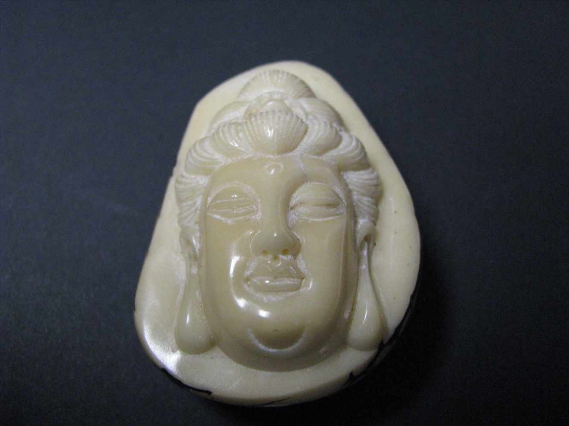 Buddhakopf, Bodhi-Nuss beschnitzt, 5 x 4 x 2,5 cm.