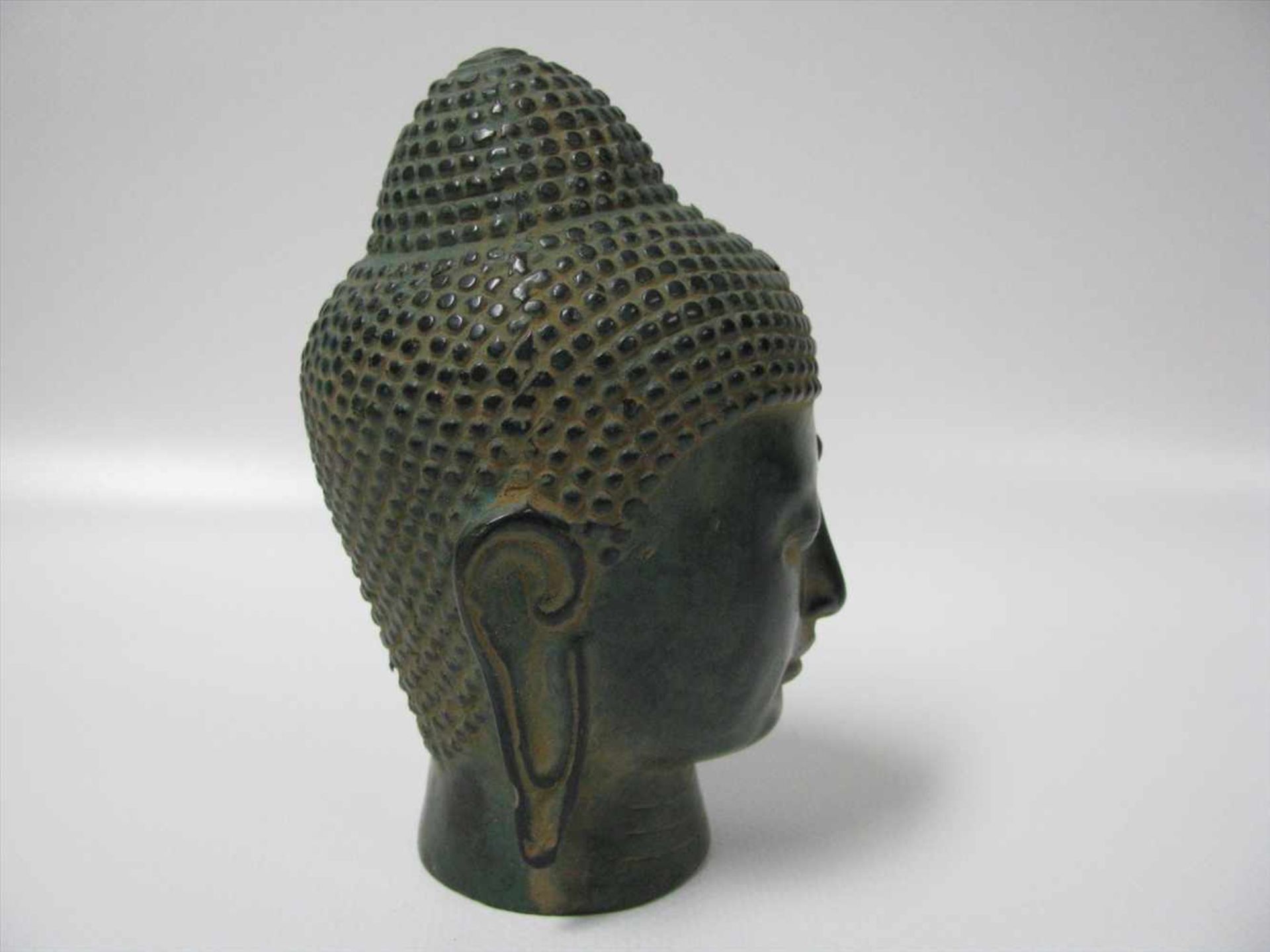 Buddhakopf, Asien, Bronze mit grünlicher Patina, 11,5 x 7 x 8 cm. - Bild 2 aus 2