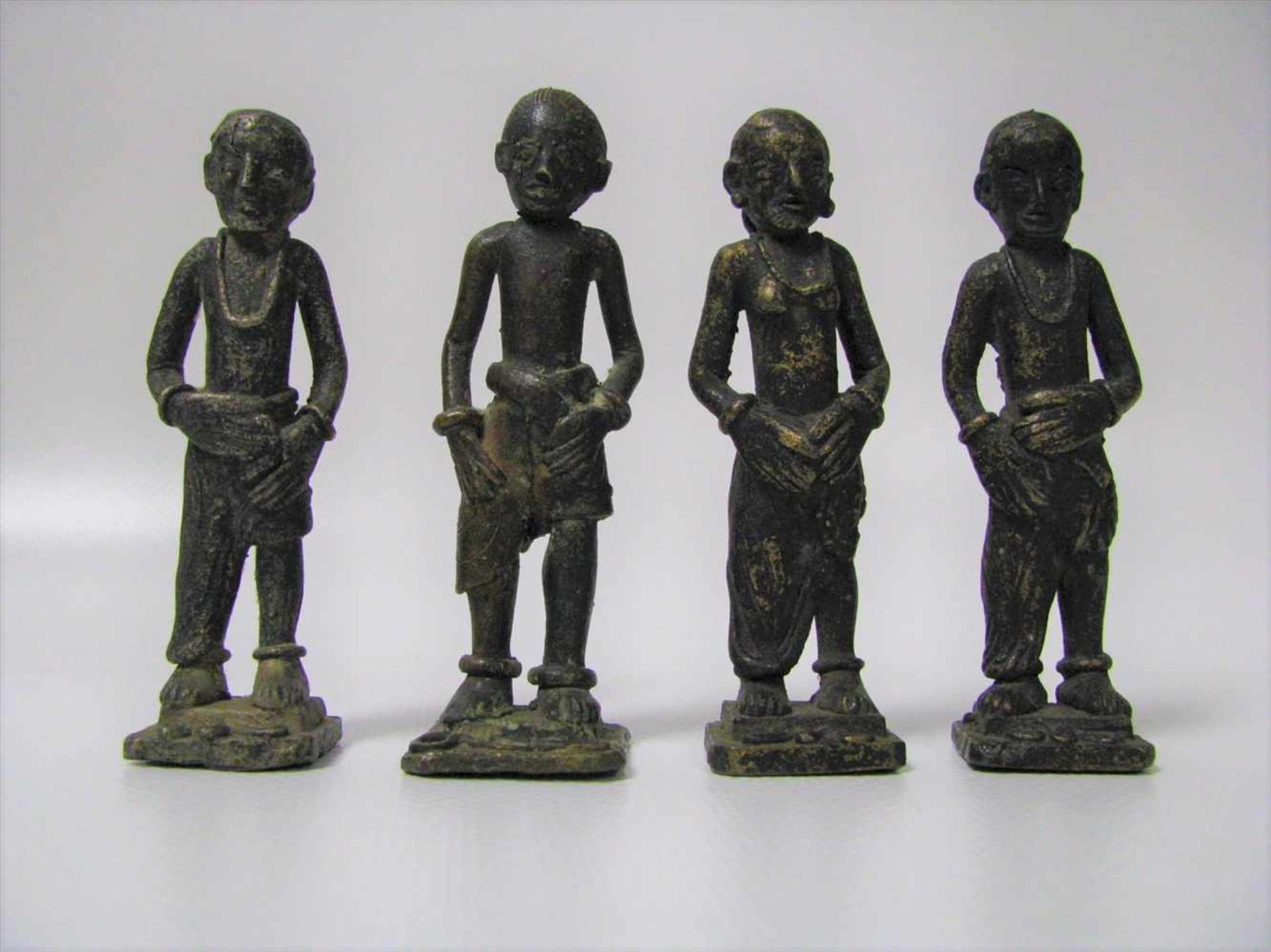 4 stehende Mönchsfiguren, wohl Indien, 19. Jahrhundert, Bronze, h 8,5 cm, d 2,5 cm.