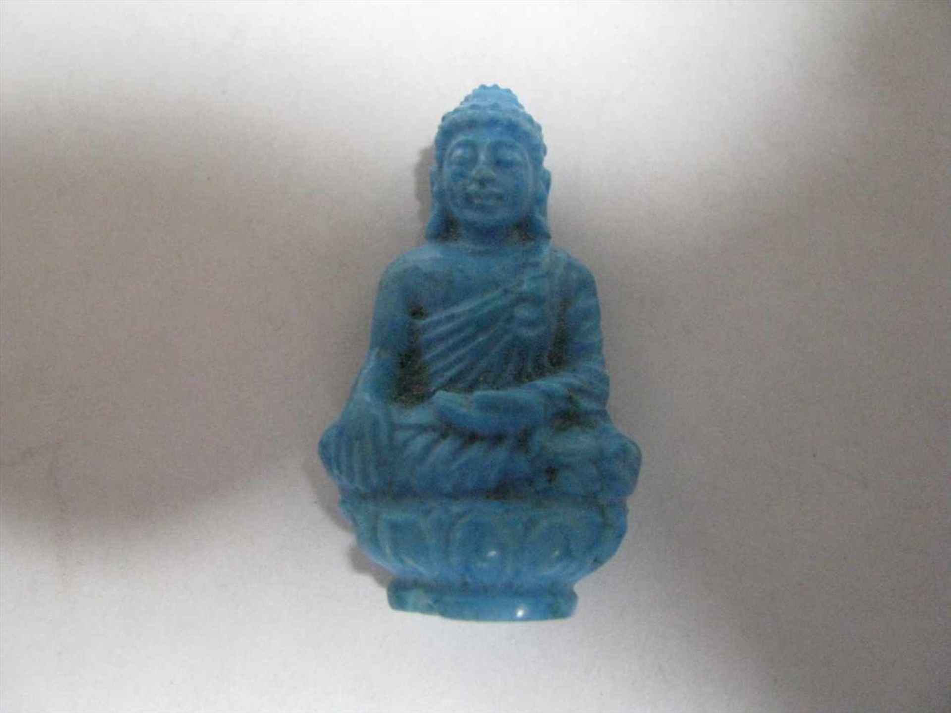 Sitzender Buddha auf Lotusthron, Türkis fein beschnitzt, 3 x 2 x 1 cm.