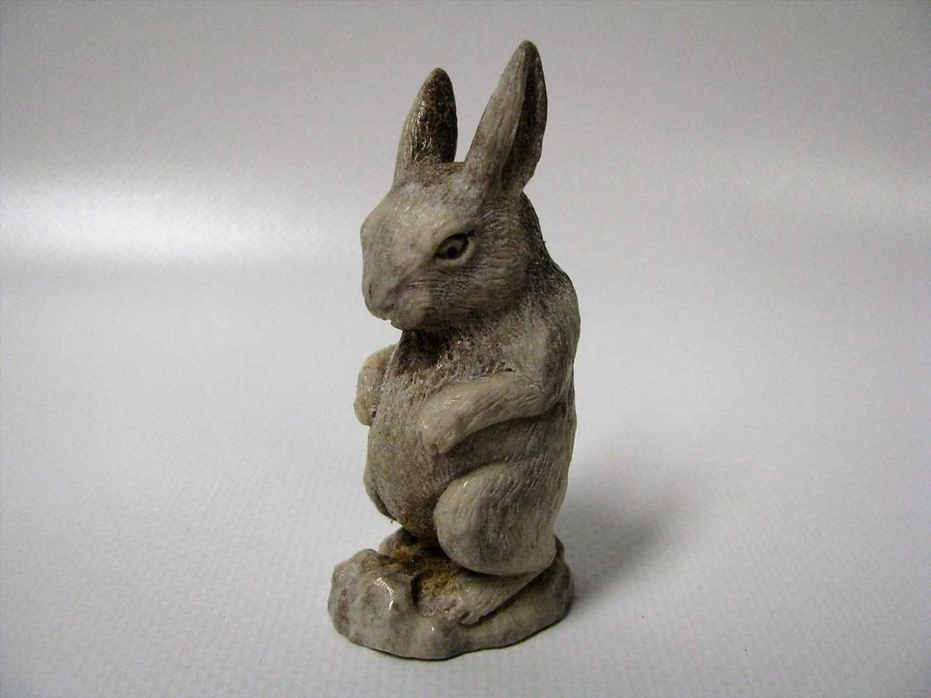 Hase, wohl Alpenländisch, Hirschhorn beschnitzt, 7 x 2,5 x 3,2 cm. - Bild 2 aus 2