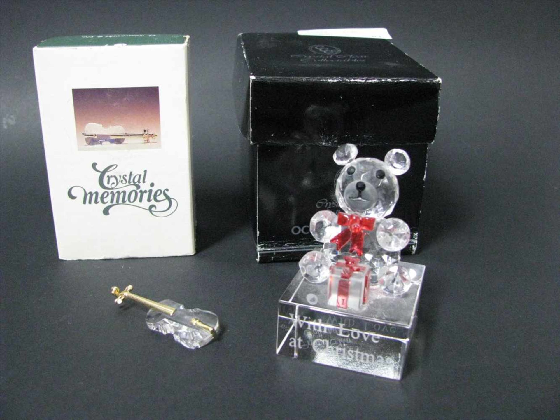 2 teiliges Konvolut diverser Glasfiguren, Teddybär und Geige, Kristallglas beschliffen.