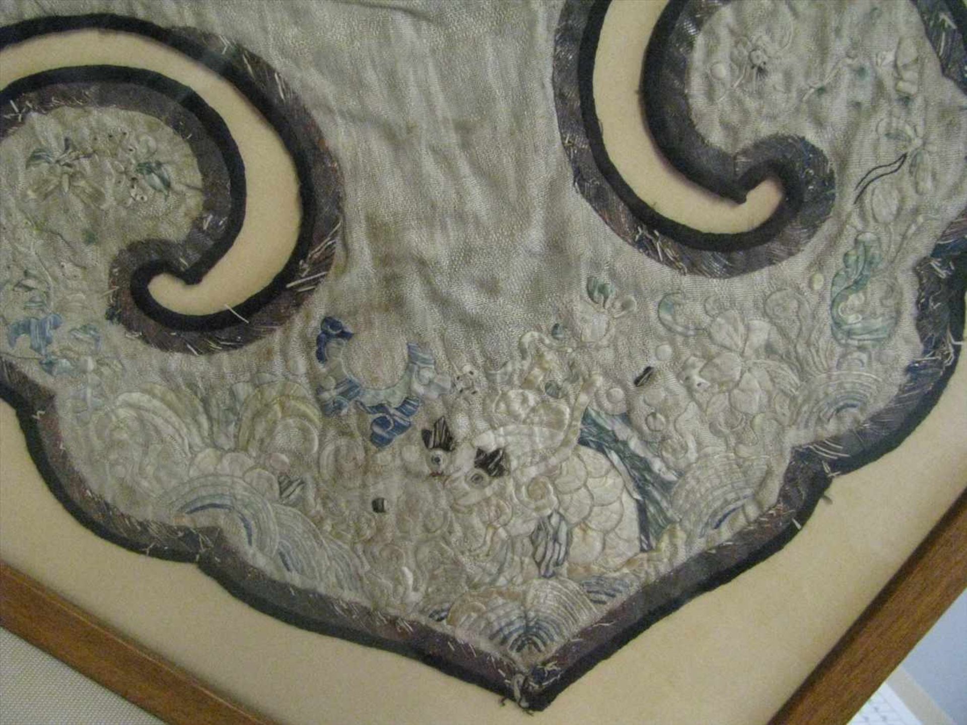 Teil eines Gewands (Kragen), China, wohl um 1800, feine Stickerei, 69 x 57 cm, verglaster Rahmen. - Image 2 of 2