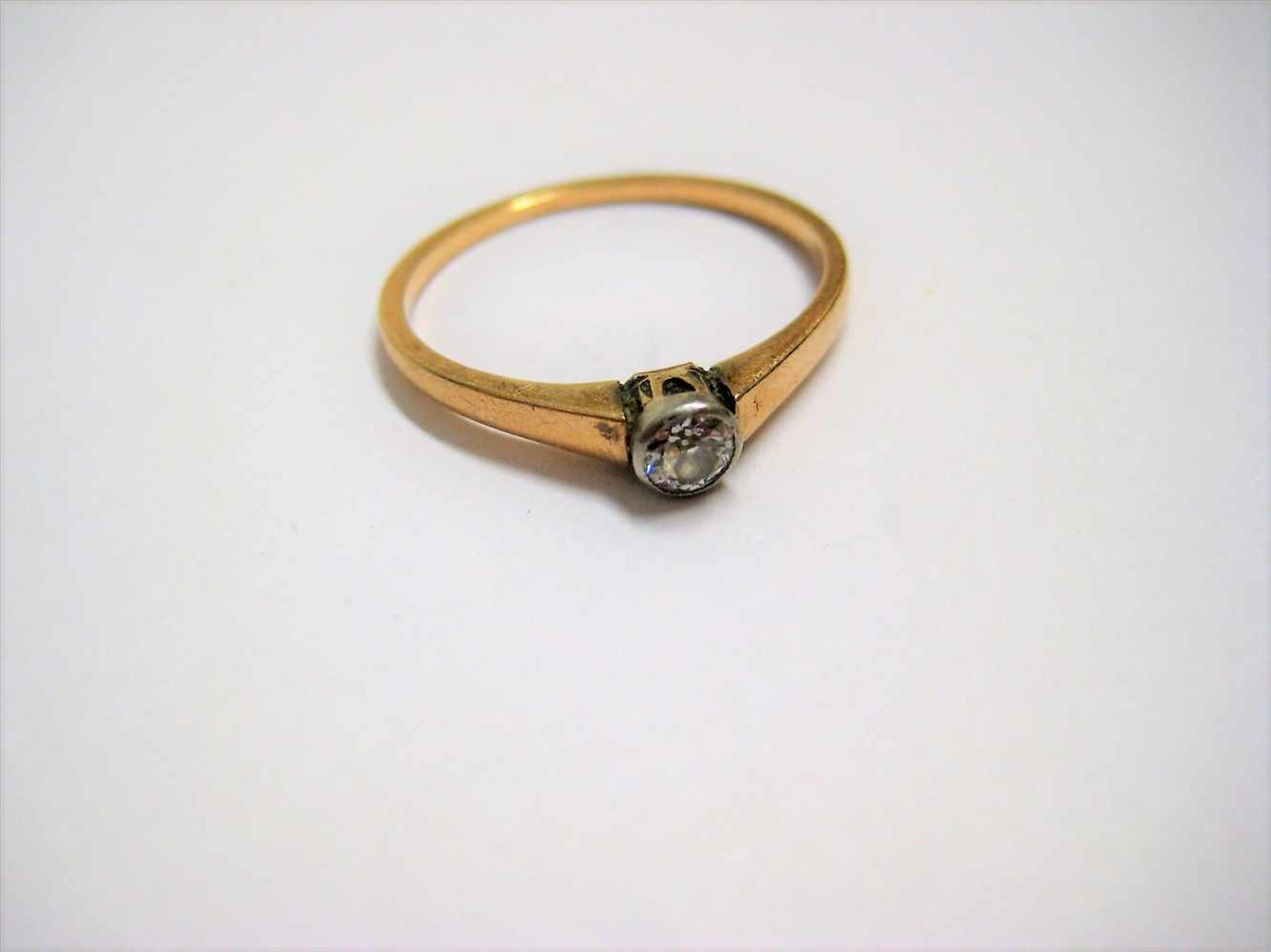 Damenring, um 1900, Brillantsolitär, ca. 0,17 ct, 585er Rotgold, gepunzt, 1,6 g, Ringgr. 56.