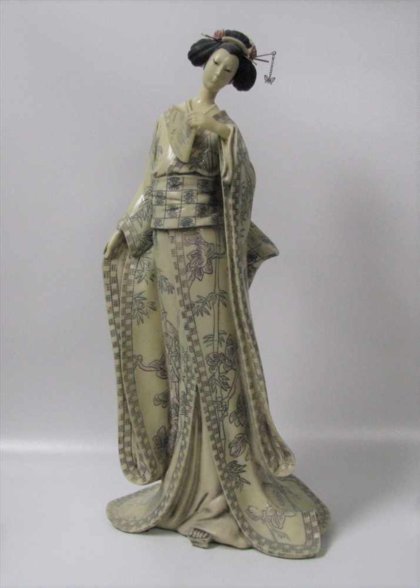 Geisha, Japan, Kunststoffmasse reich verziert, h 54 cm, d 21 cm.