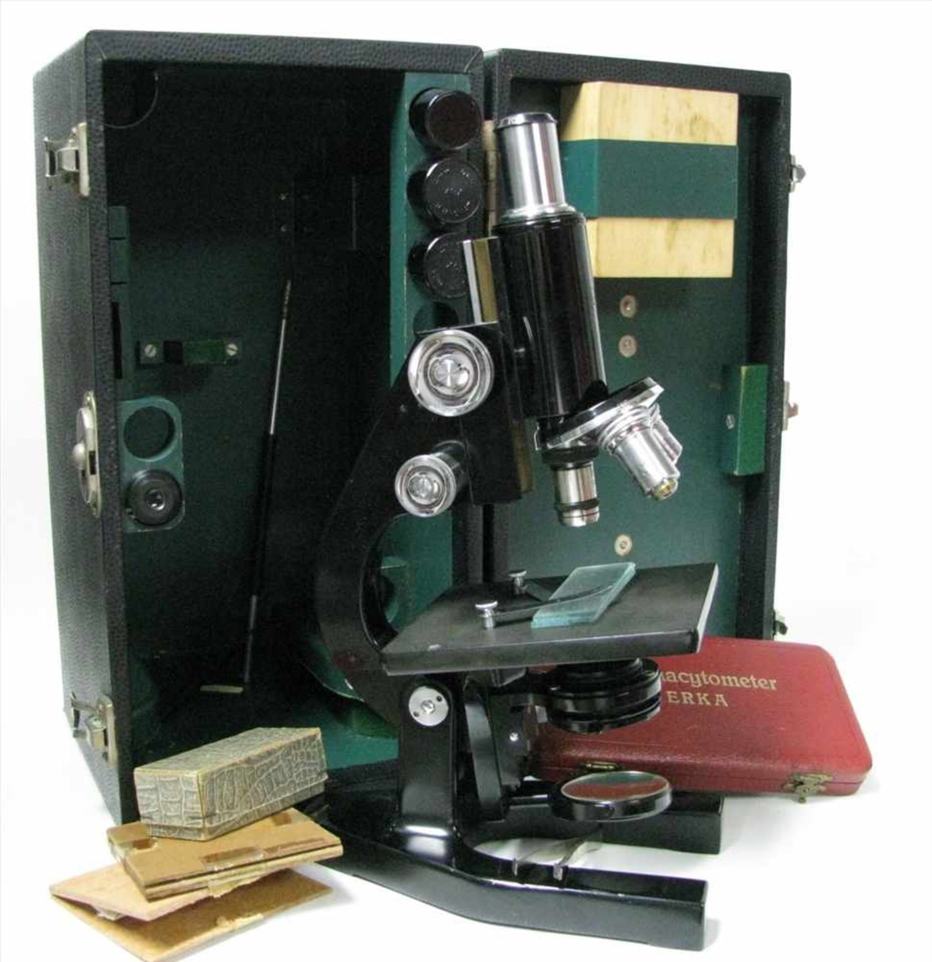 Mikroskop im Koffer, sign. "Bausch & Lomb" (USA), nummeriert, 3 Linsen, mit Zubehör, h 35 cm, d 18