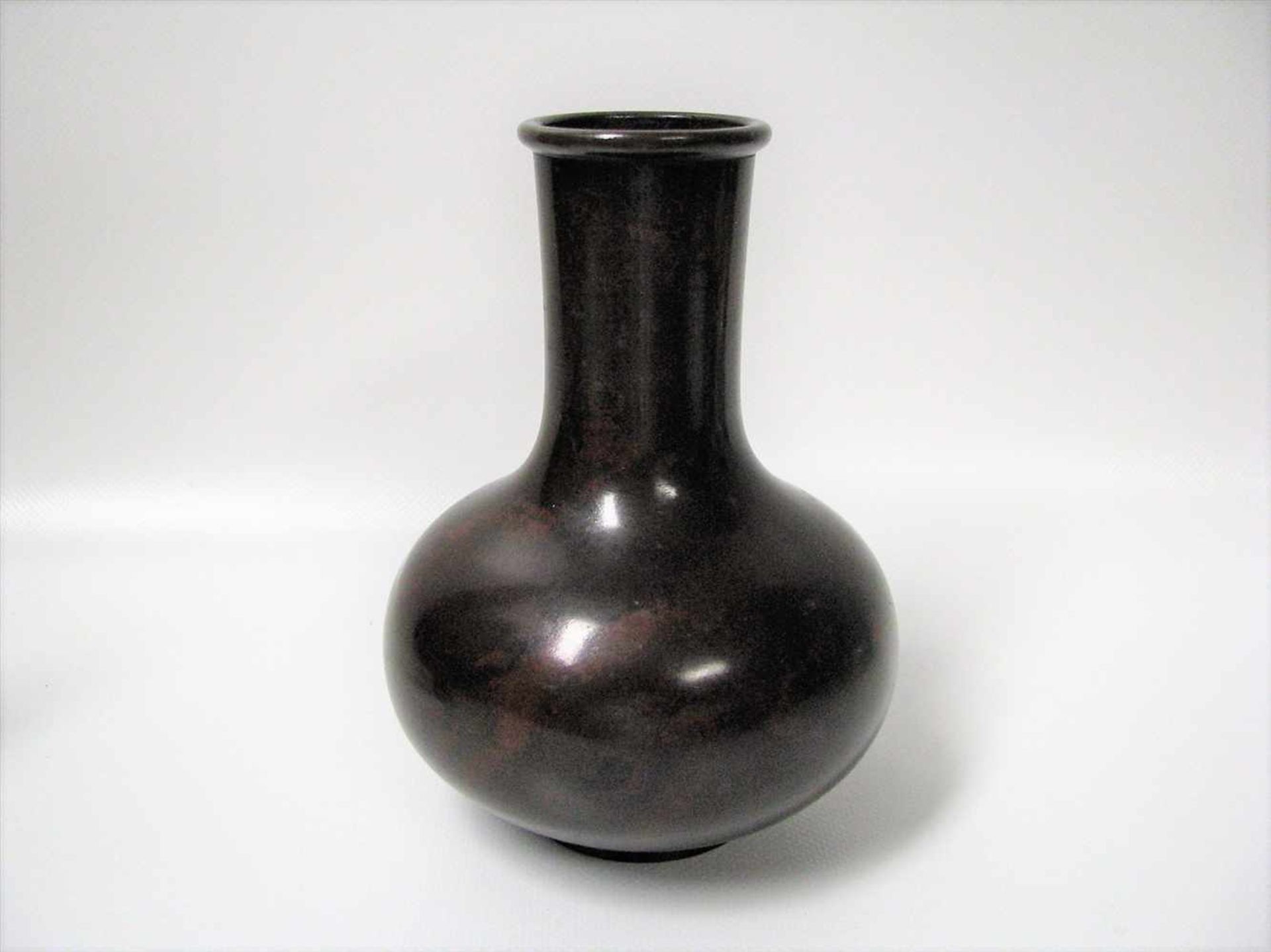 Antike Vase, Japan, Bronze mit Metall-Strukturen, h 16 cm, d 12 cm.