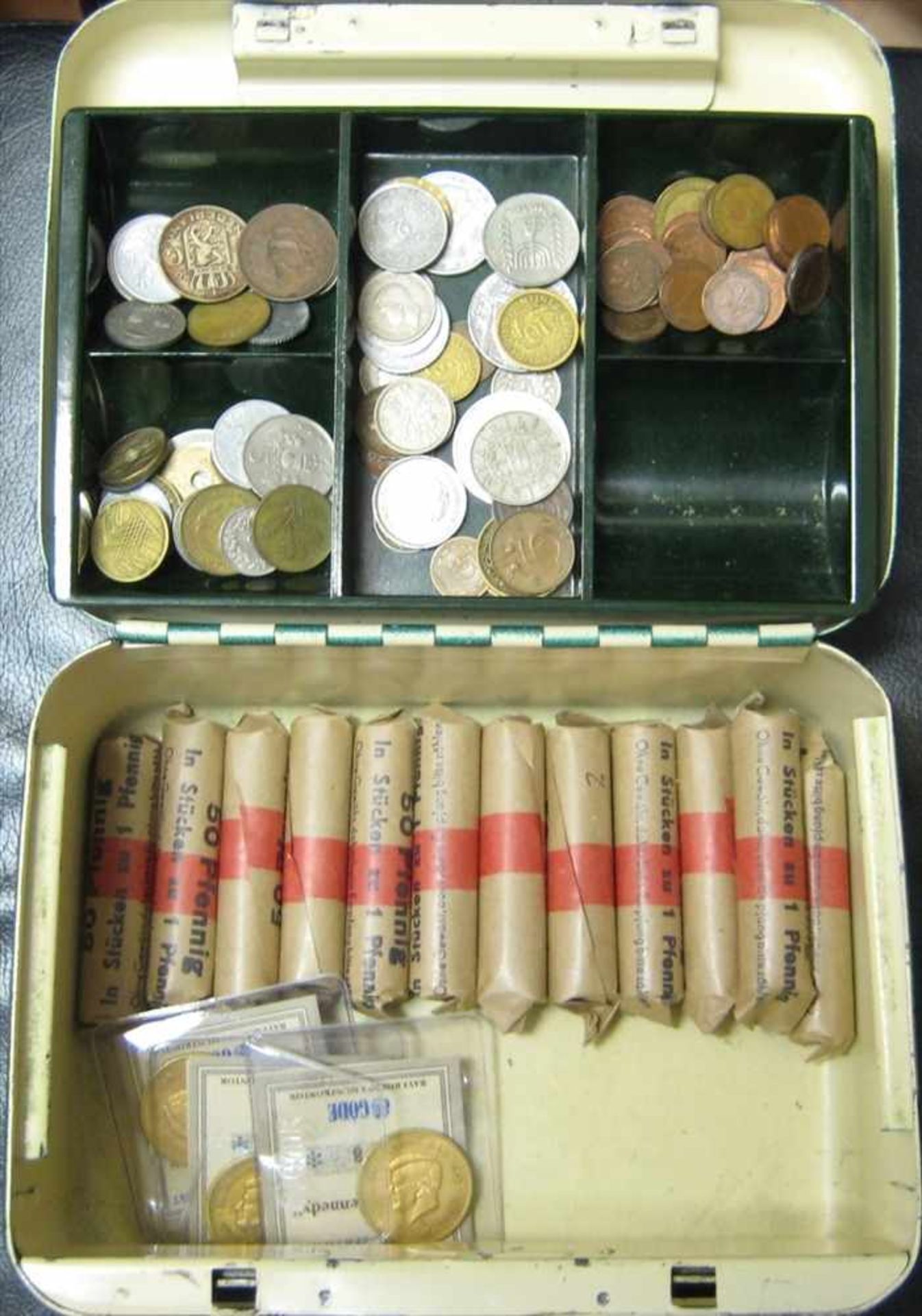 Konvolut diverser Münzen verschiedener Länder und 12 Rollen 1-Pfennig-Stücke à 50-Pfennig.