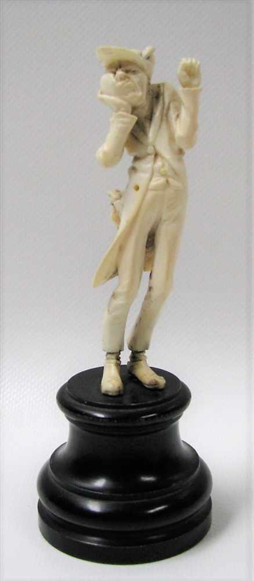 Humoristische Figur, "Der Zahnschmerz", um 1900, Elfenbein beschnitzt, Holzsockel, h 10 cm, d 3 cm.