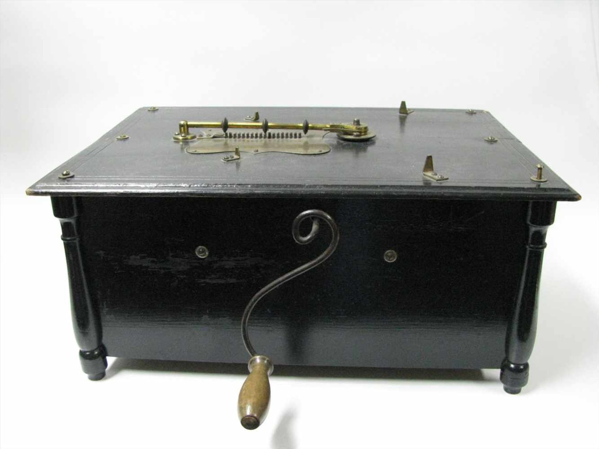 Plattenspieldose, 19. Jahrhundert, Platten nicht vorhanden, Funktion nicht überprüft, 18 x 44 x 32