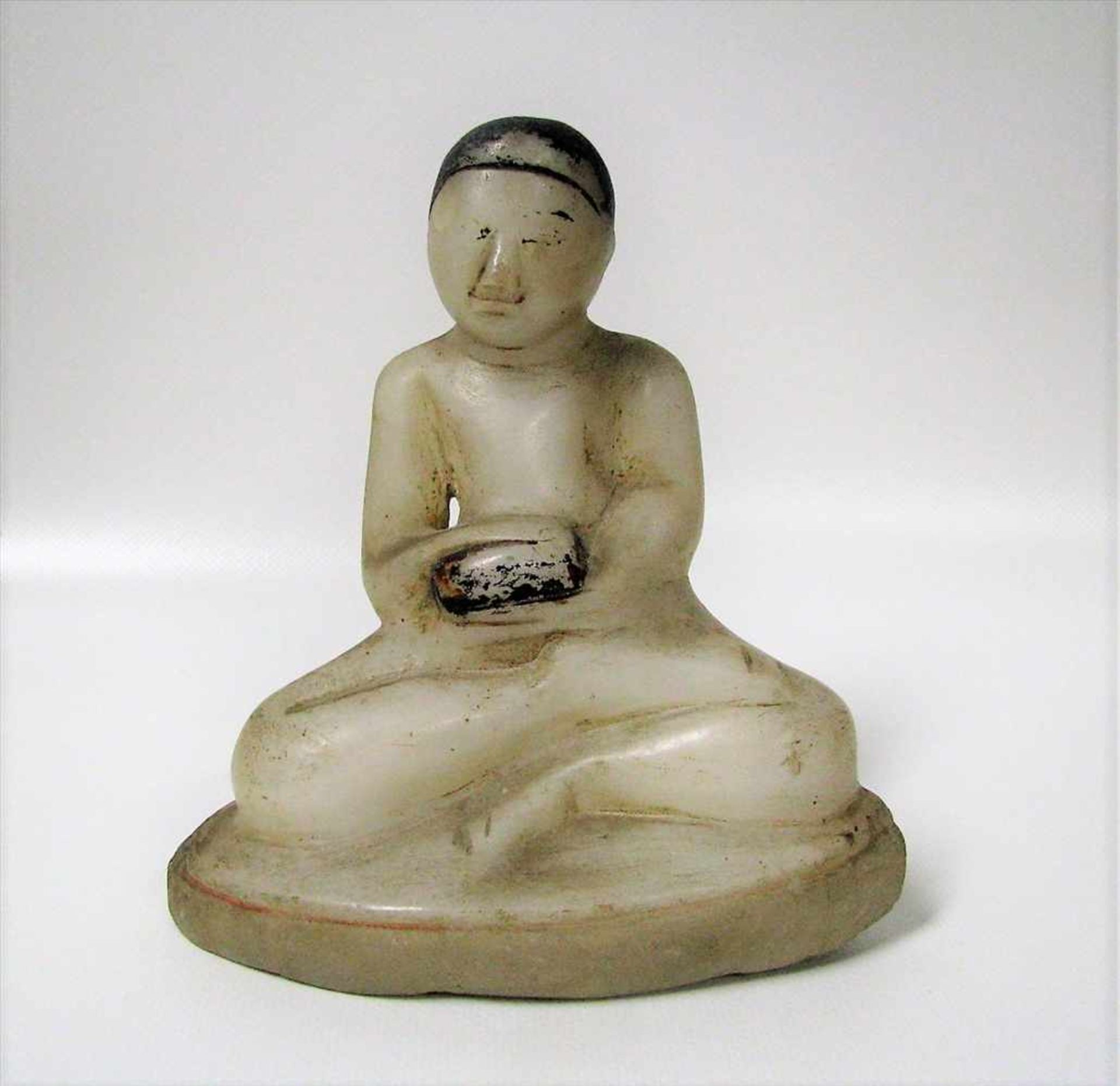 Sitzender Buddha, Nepal/Tibet, antik, Marmor beschnitzt, Reste von farbiger Fassung, 17 x 15 x 9,5