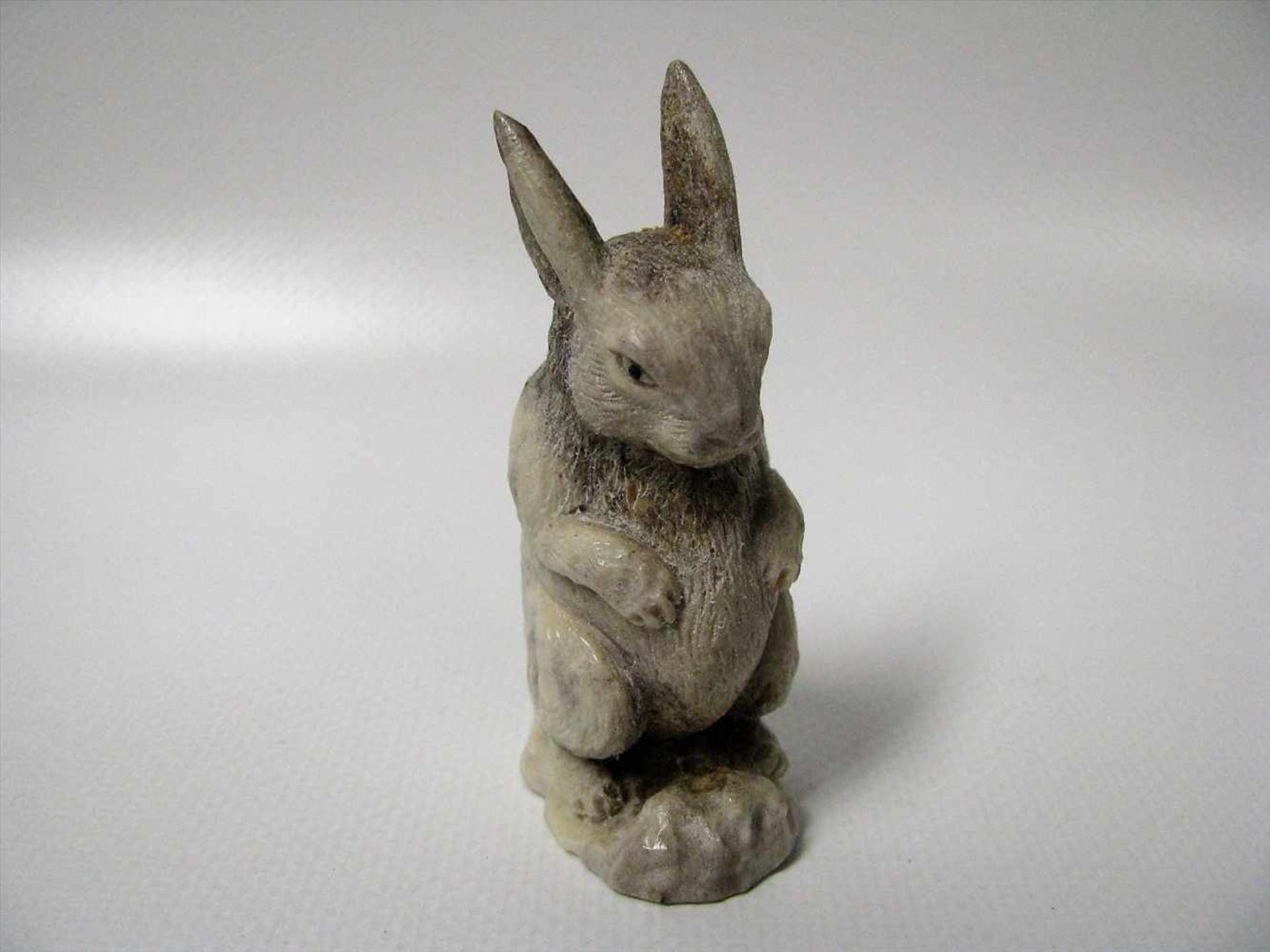 Hase, wohl Alpenländisch, Hirschhorn beschnitzt, 7 x 2,5 x 3,2 cm.