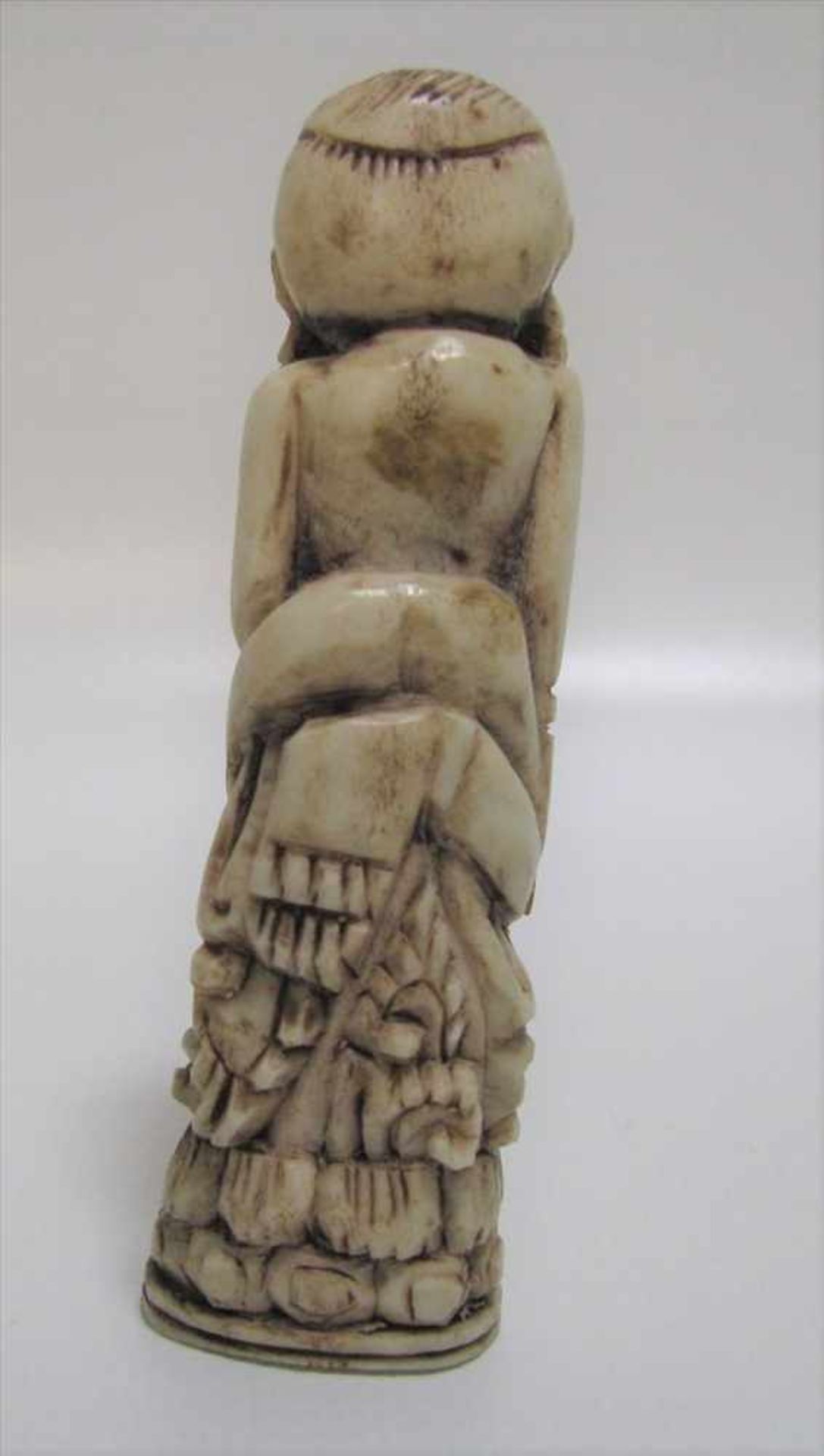 Antike Schnitzerei in Form eines Fabelwesens, Indonesien, Bein beschnitzt, 8,5 x 2,6 cm. - Image 2 of 2