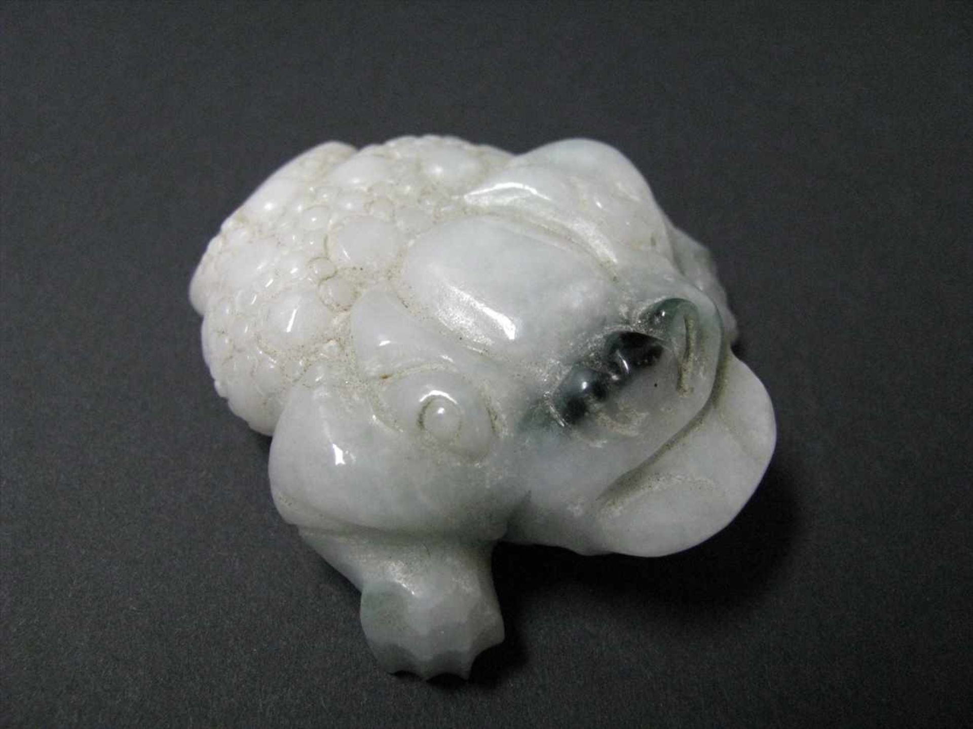 Sitzender Frosch/Kröte, China, weiß-grünliche Jade beschnitzt, 6 x 5 x 2 cm.