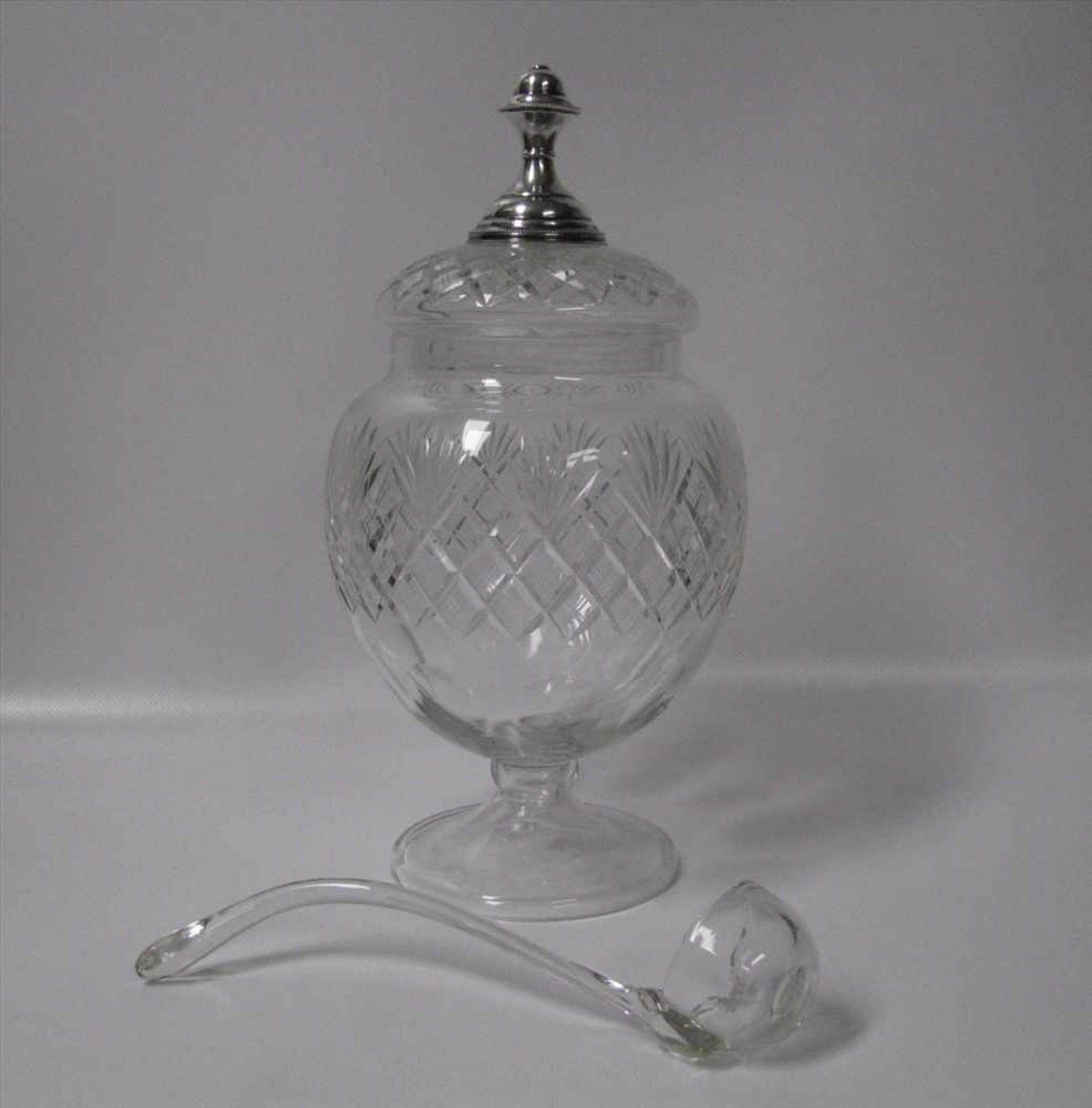 Bowlegefäß mit Silberknauf und Glaskelle, um 1900, Bleikristall fein beschliffen, h 30 cm, d 16,5