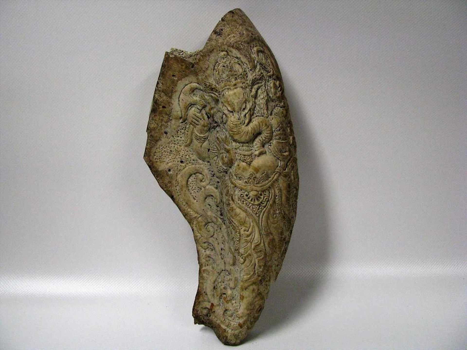 Schnitzerei, Asien, wohl Mammutknochen beschnitzt mit Darstellung des Elefantengotts Ganesha, antik,