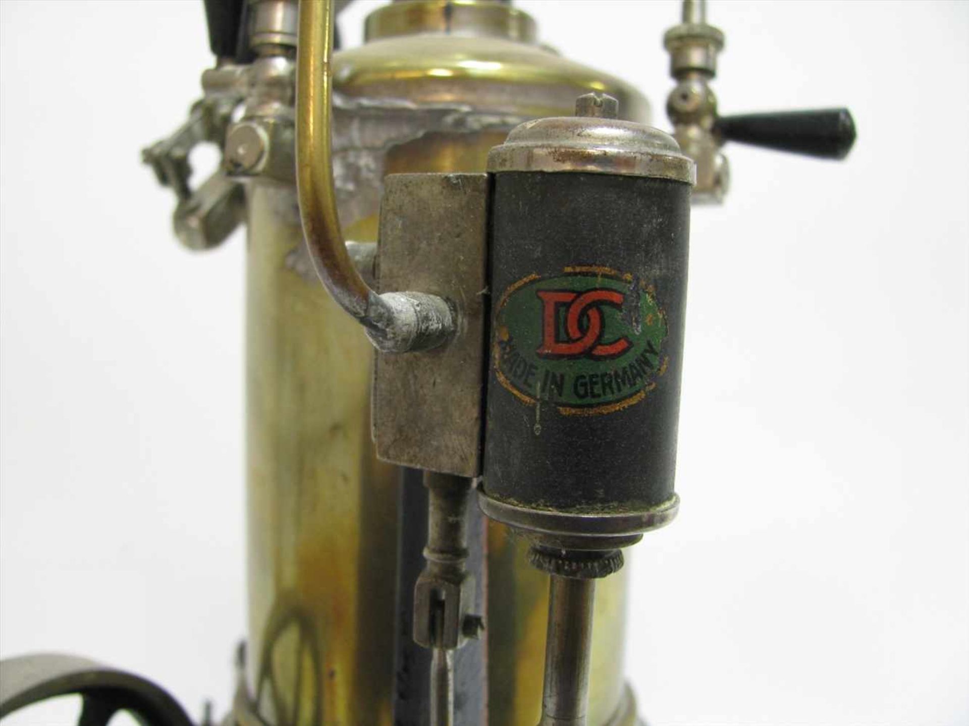 Dampfmaschine, Doll & Cie, Nürnberg, um 1930, Messing, Blech und Gusseisen, teils farbig bemalt, - Bild 5 aus 5