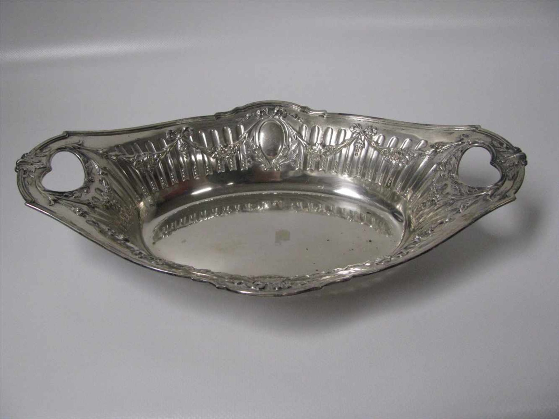 Henkelschale, um 1900, 800er Silber, Monogrammgravur, 266 g, 7 x 32 x 20 cm.