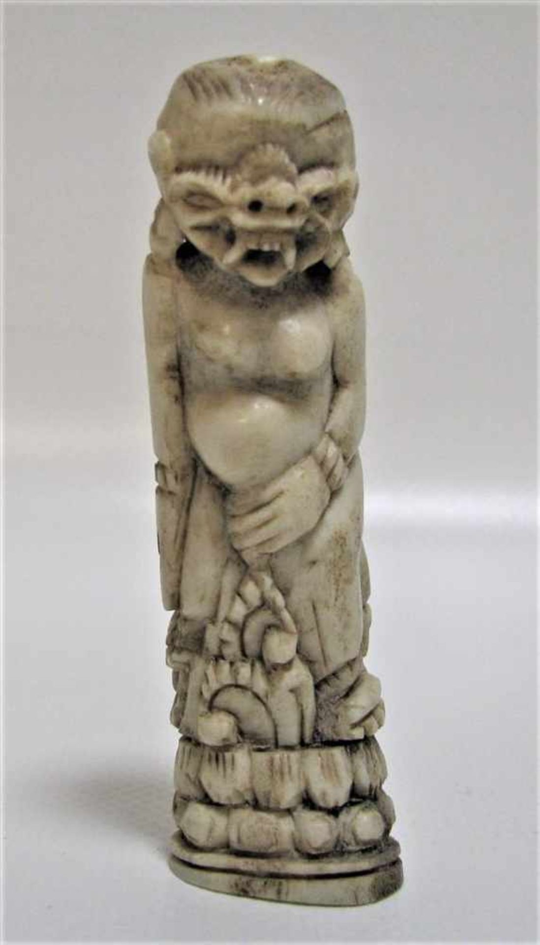 Antike Schnitzerei in Form eines Fabelwesens, Indonesien, Bein beschnitzt, 8,5 x 2,6 cm.