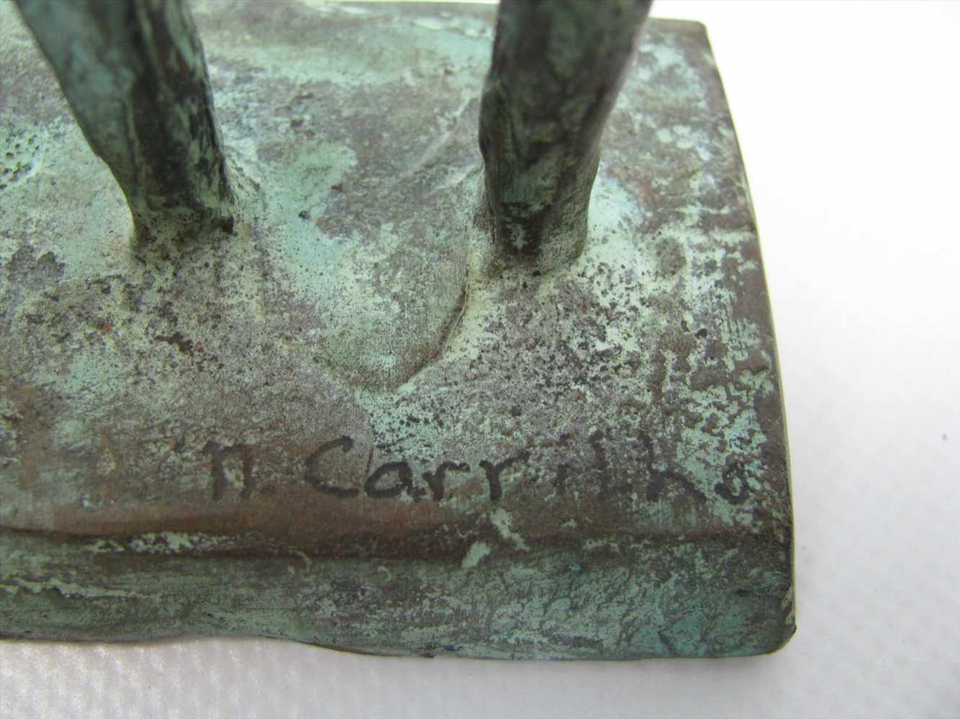 Carillo Nelson, "Zwei Personen mit Kopfscheibe", Bronze patiniert, sign.u.nr. 2, 30 x 11,5 x 5,5 - Bild 4 aus 5