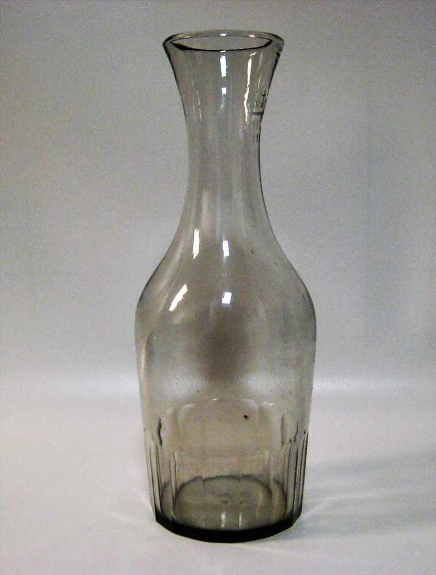 Weinkaraffe, 19. Jahrhundert, farbloses Glas beschliffen, h 27,5 cm, d 10 cm.