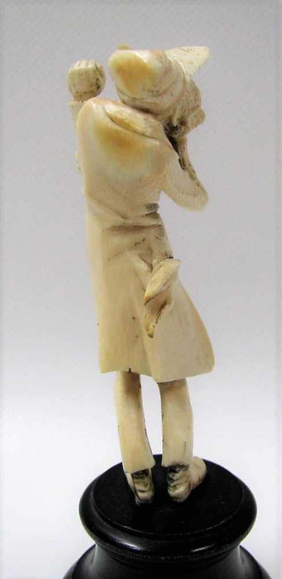 Humoristische Figur, "Der Zahnschmerz", um 1900, Elfenbein beschnitzt, Holzsockel, h 10 cm, d 3 cm. - Bild 3 aus 3