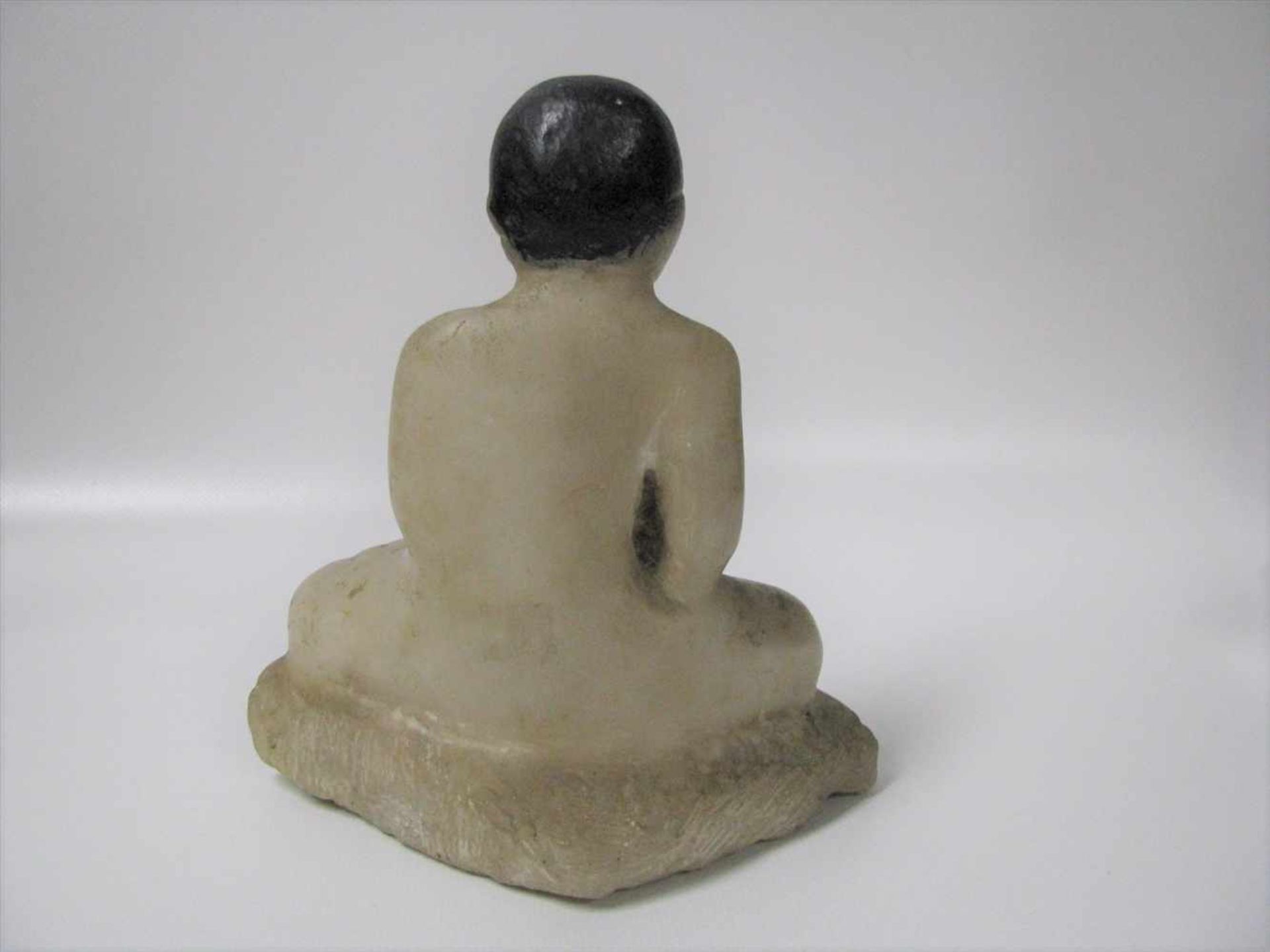 Sitzender Buddha, Nepal/Tibet, antik, Marmor beschnitzt, Reste von farbiger Fassung, 17 x 15 x 9,5 - Image 2 of 3