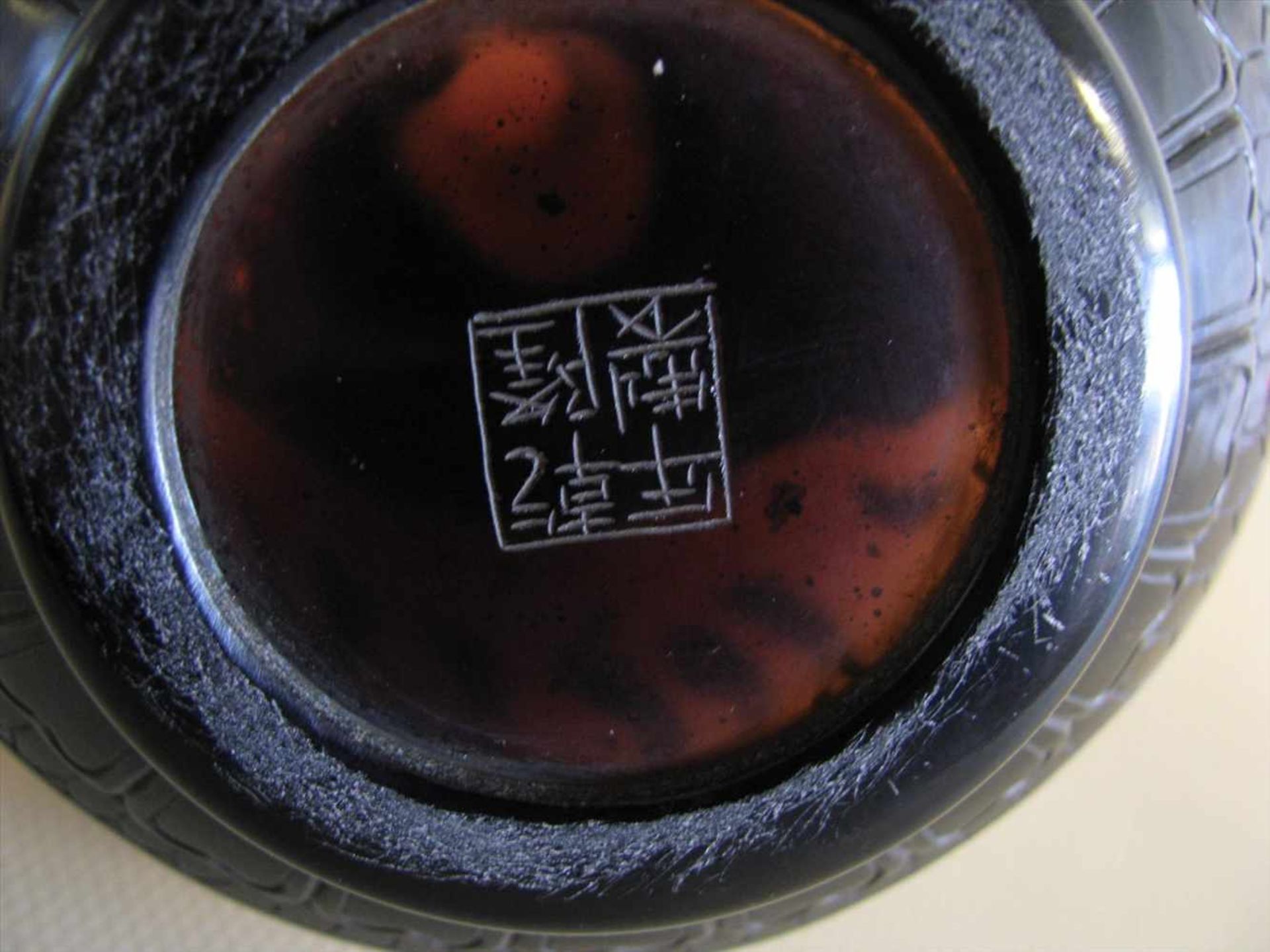 Vase, China, Überfangglas mit eingeschlossenen Goldblättchen, Wandung und Korpus mit geschnittenen - Bild 3 aus 3