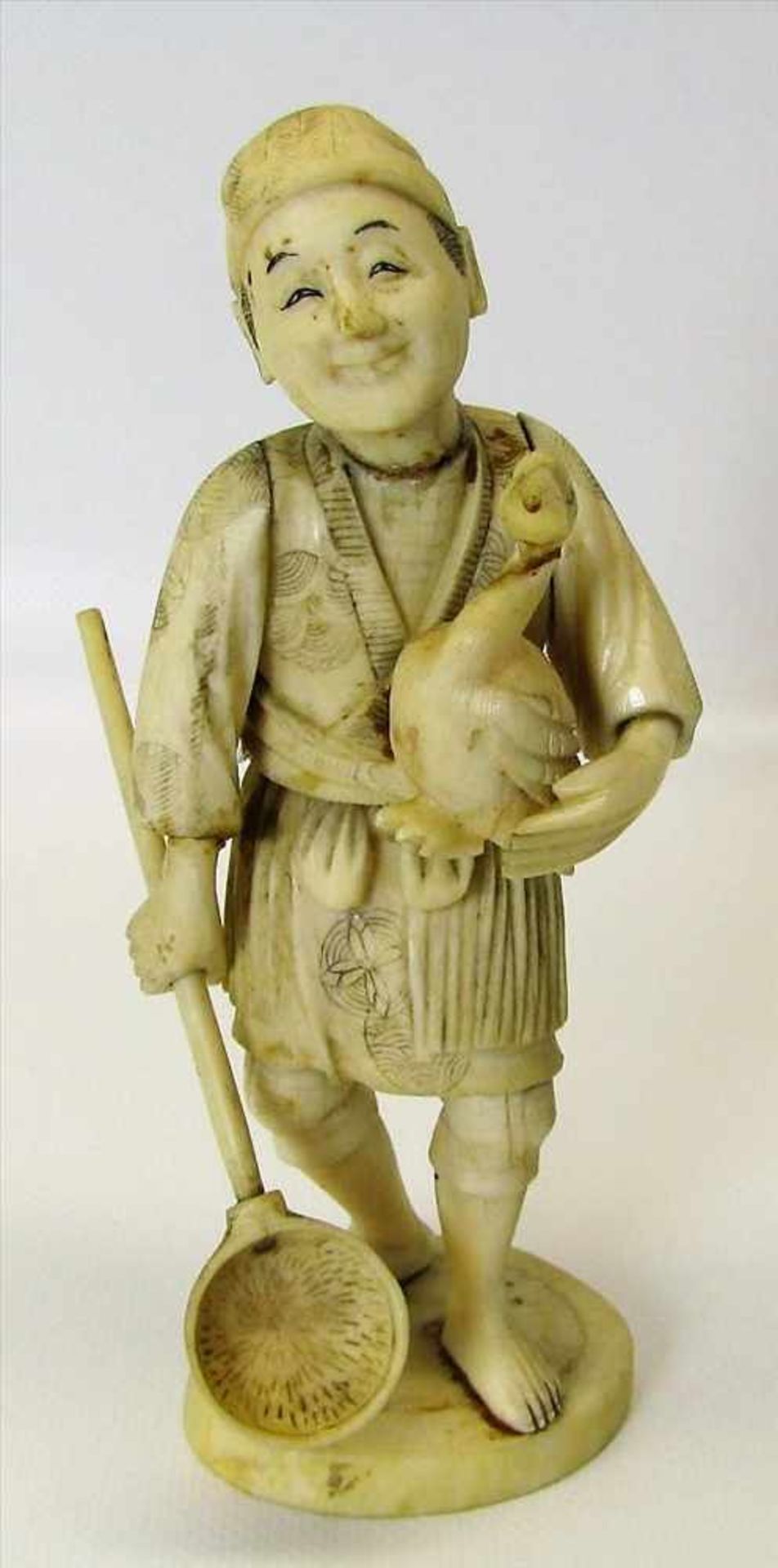 China, 19. Jahrhundert, Bauer mit Vogel und Fangnetz, Elfenbein beschnitzt, sign., h 17 cm, d 7 cm.