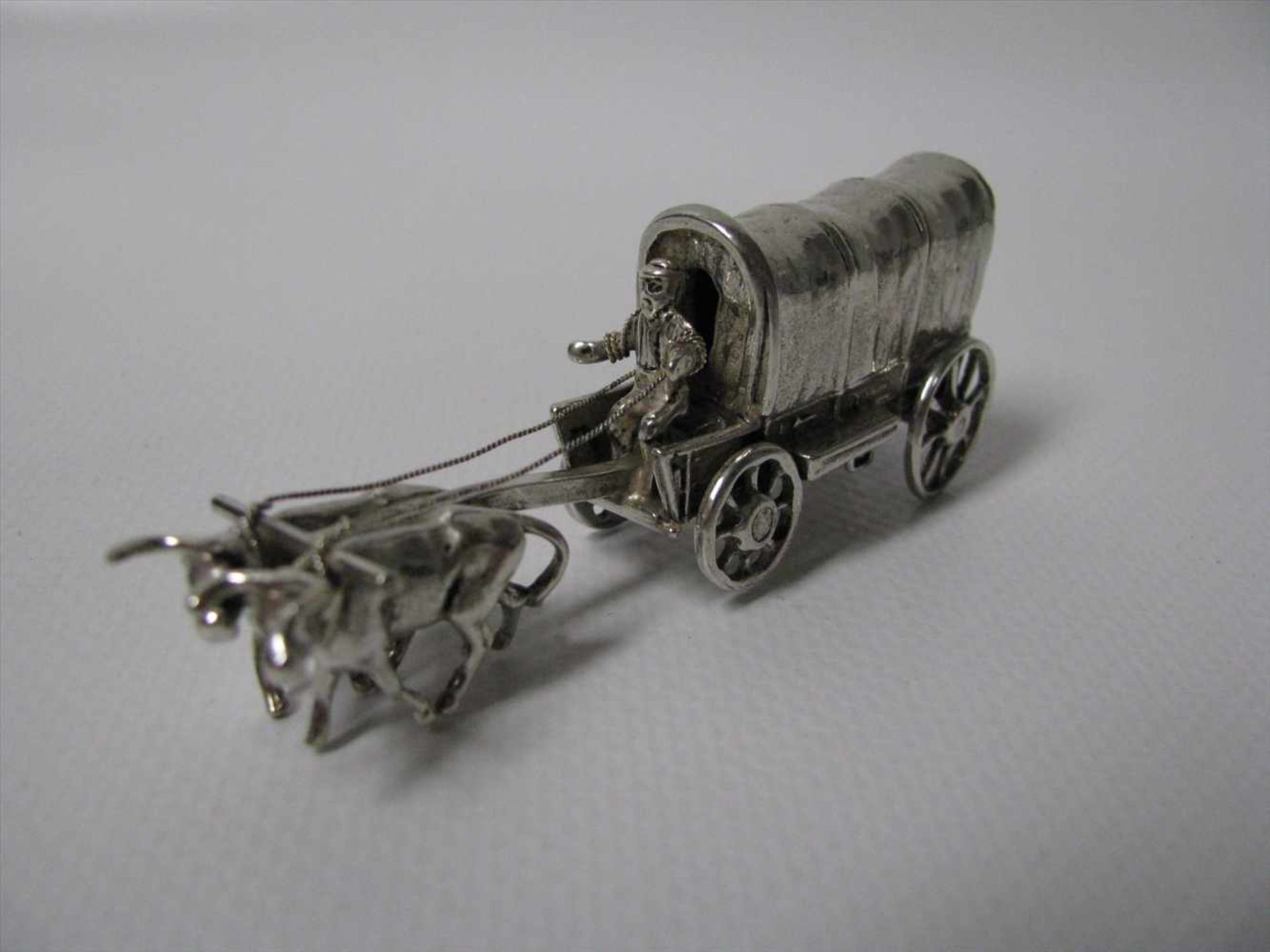 Silberminiatur, Planwagen gezogen durch Ochsen, 835er Silber, 48,2 g, 3 x 8 x 2 cm.