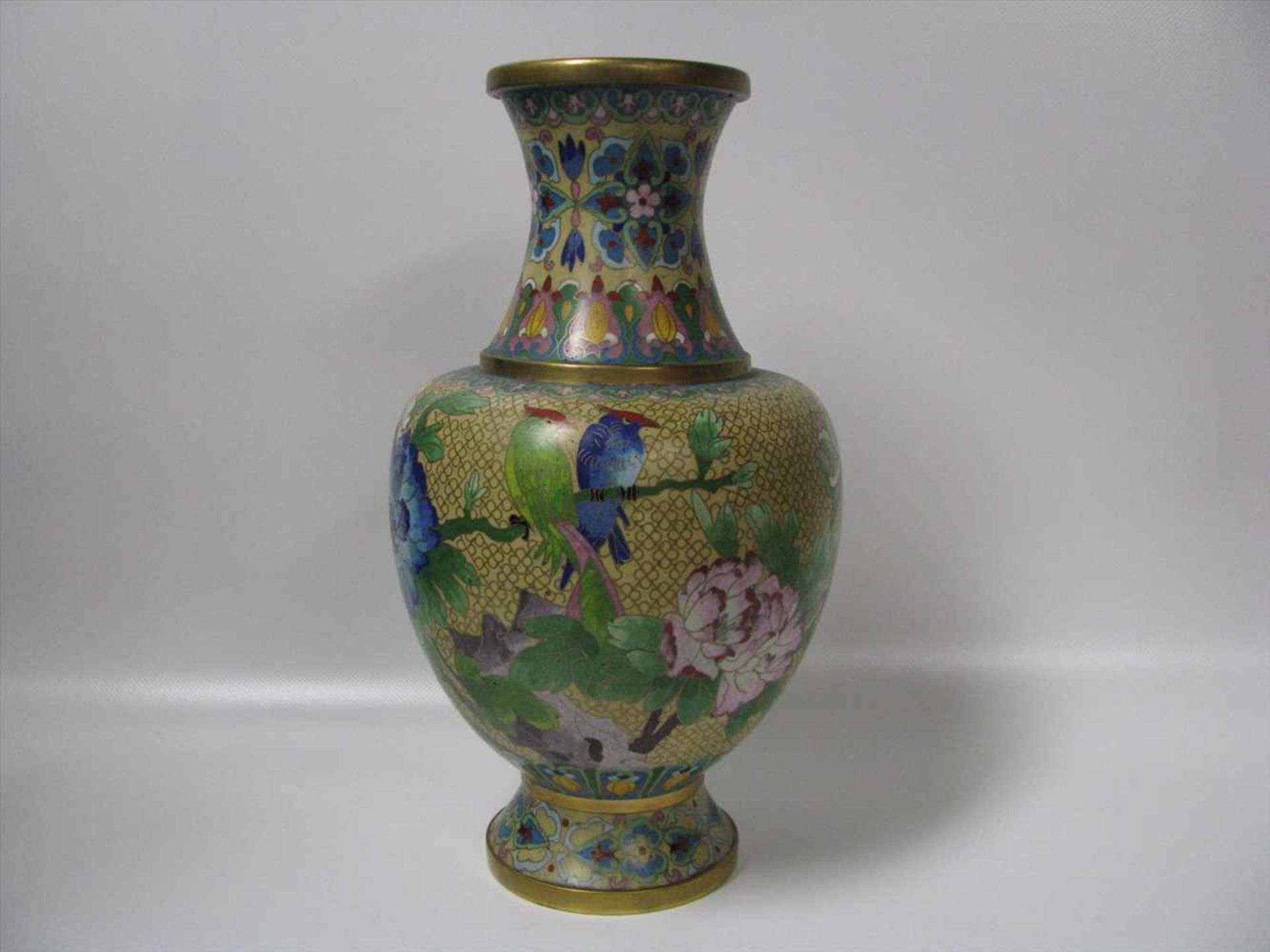 Cloisonné Vase, Japan, 1. Hälfte 20. Jahrhundert, h 32 cm, d 18 cm.