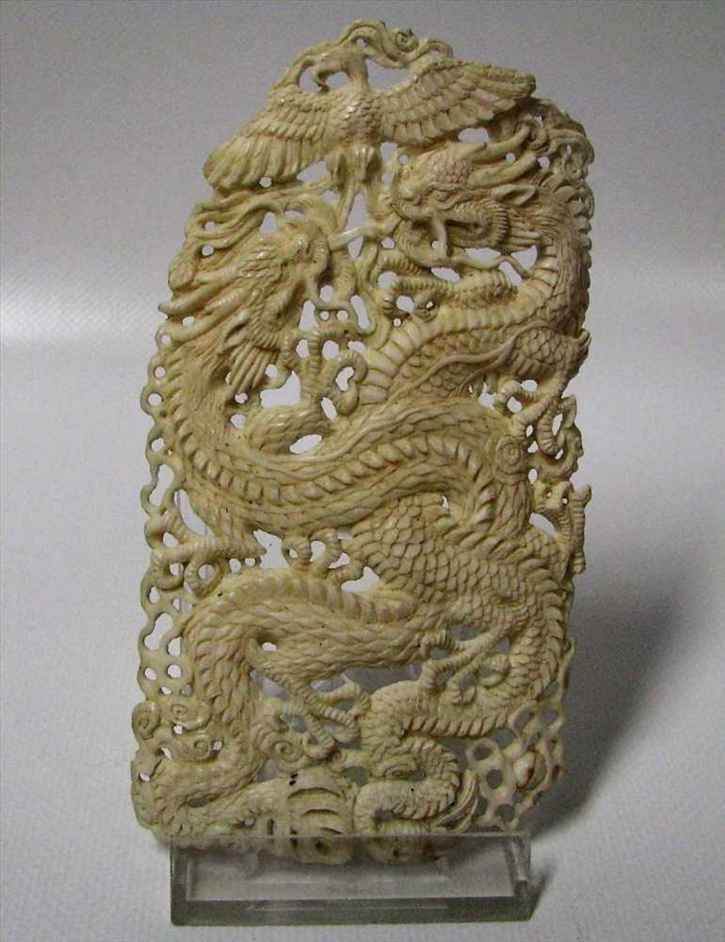 Schnitzerei mit Drachendarstellung, China, um 1900, Elfenbein fein beschnitzt, durchbrochen