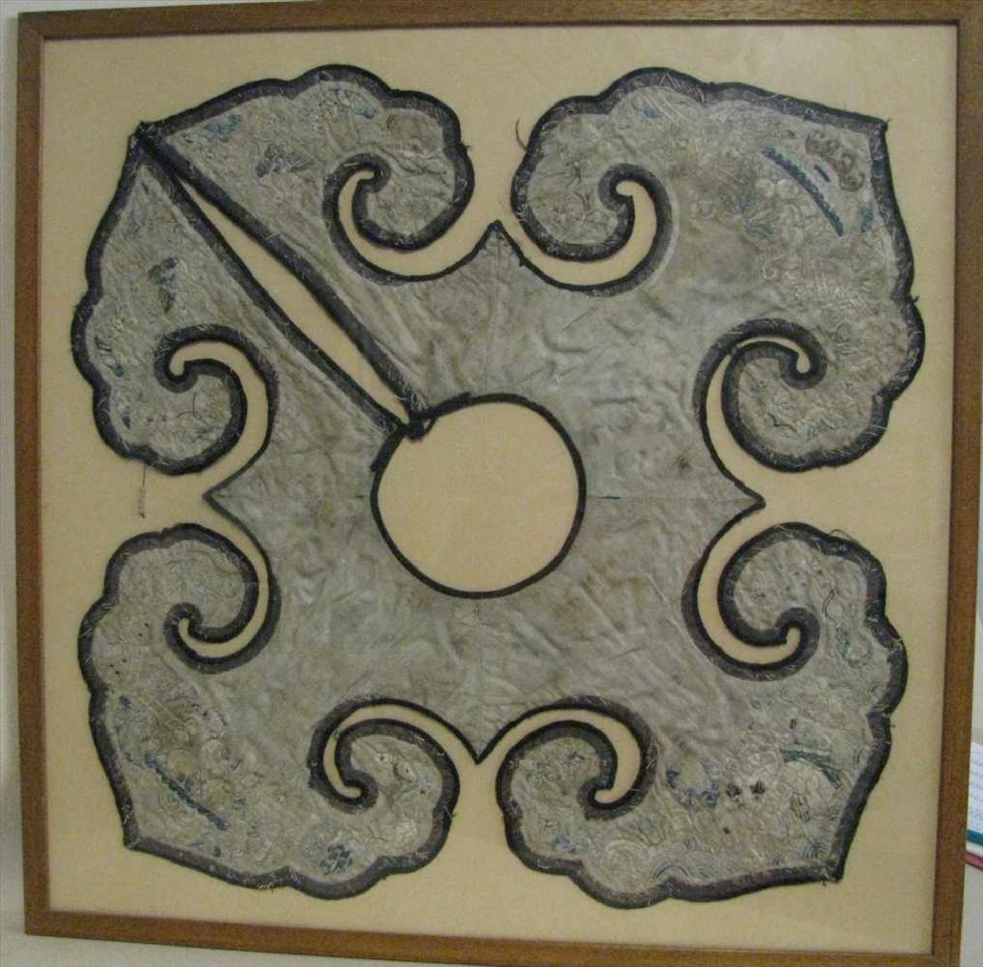 Teil eines Gewands (Kragen), China, wohl um 1800, feine Stickerei, 69 x 57 cm, verglaster Rahmen.
