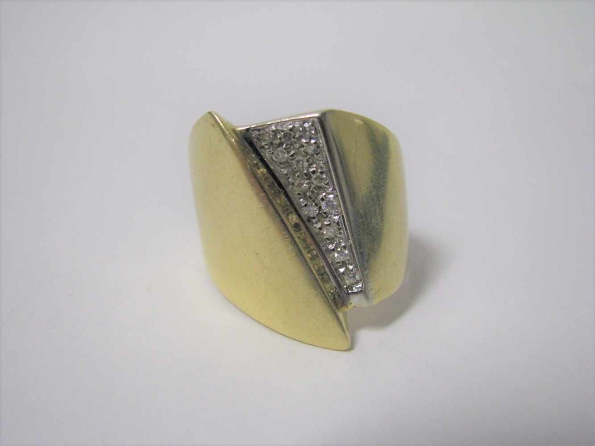 Designer-Ring, 1970/80er Jahre, 13 Brillanten, zus.ca. 0,15 ct, 750er Gelbgold, gepunzt, 9,5 g,