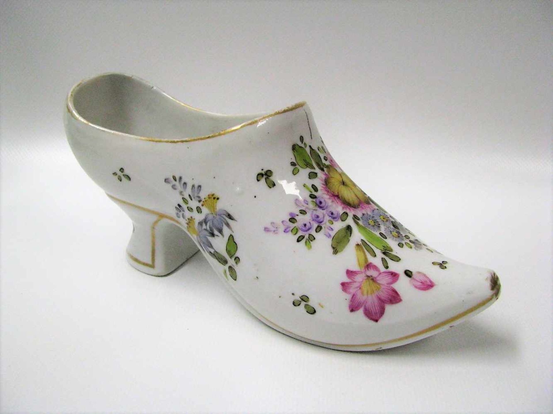 Schale in Form eines Schuhs, 19. Jahrhundert, Weißporzellan mit polychromer Blütenmalerei, 8,5 x 6,5