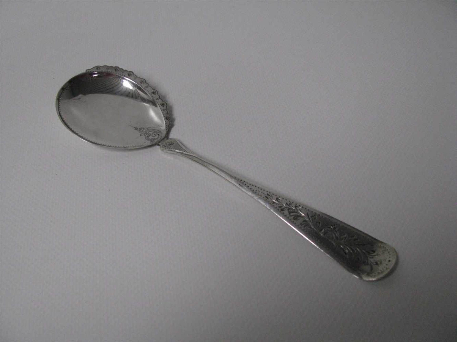 Sahnelöffel, 835er Silber, gepunzt, 36 g, mit Blüten ziseliert, l 19 cm, Laffe d 5,5 cm.