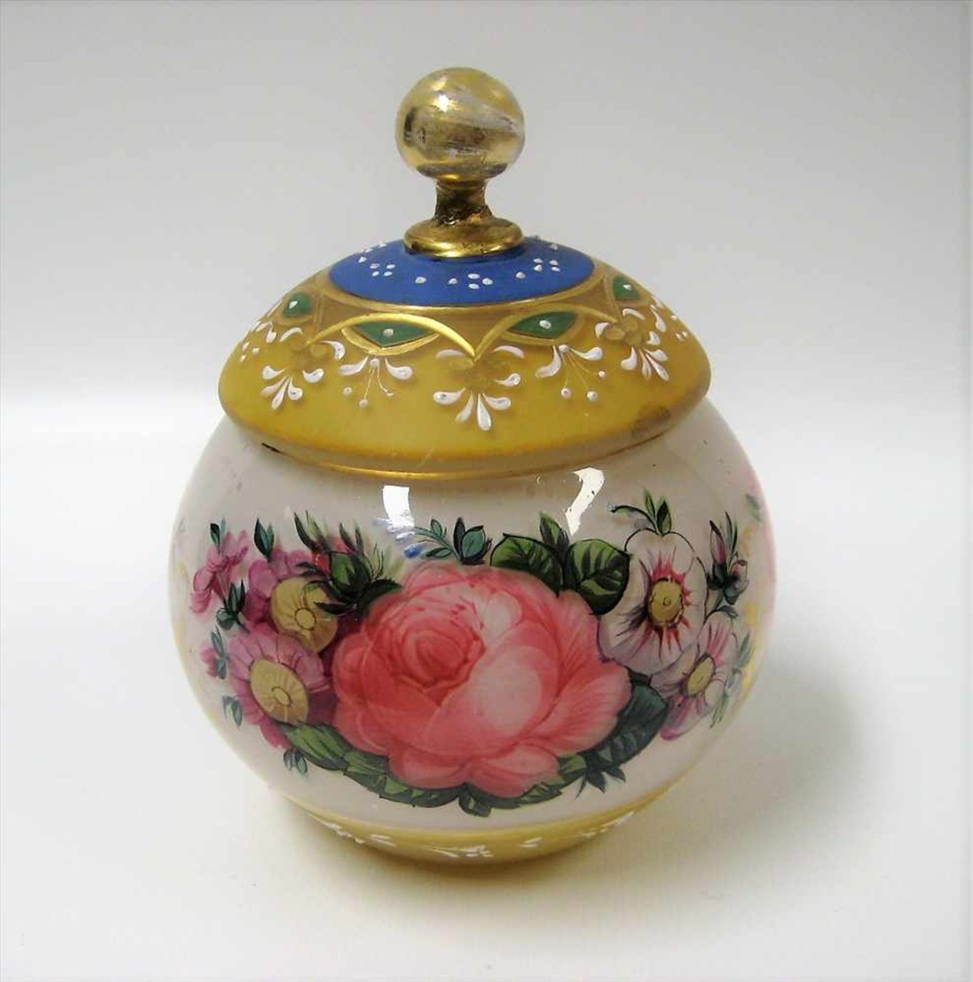 Deckeldose, 19. Jahrhundert, Glas mit feiner, polychromer Blüten- und Goldmalerei, Knauf geklebt,