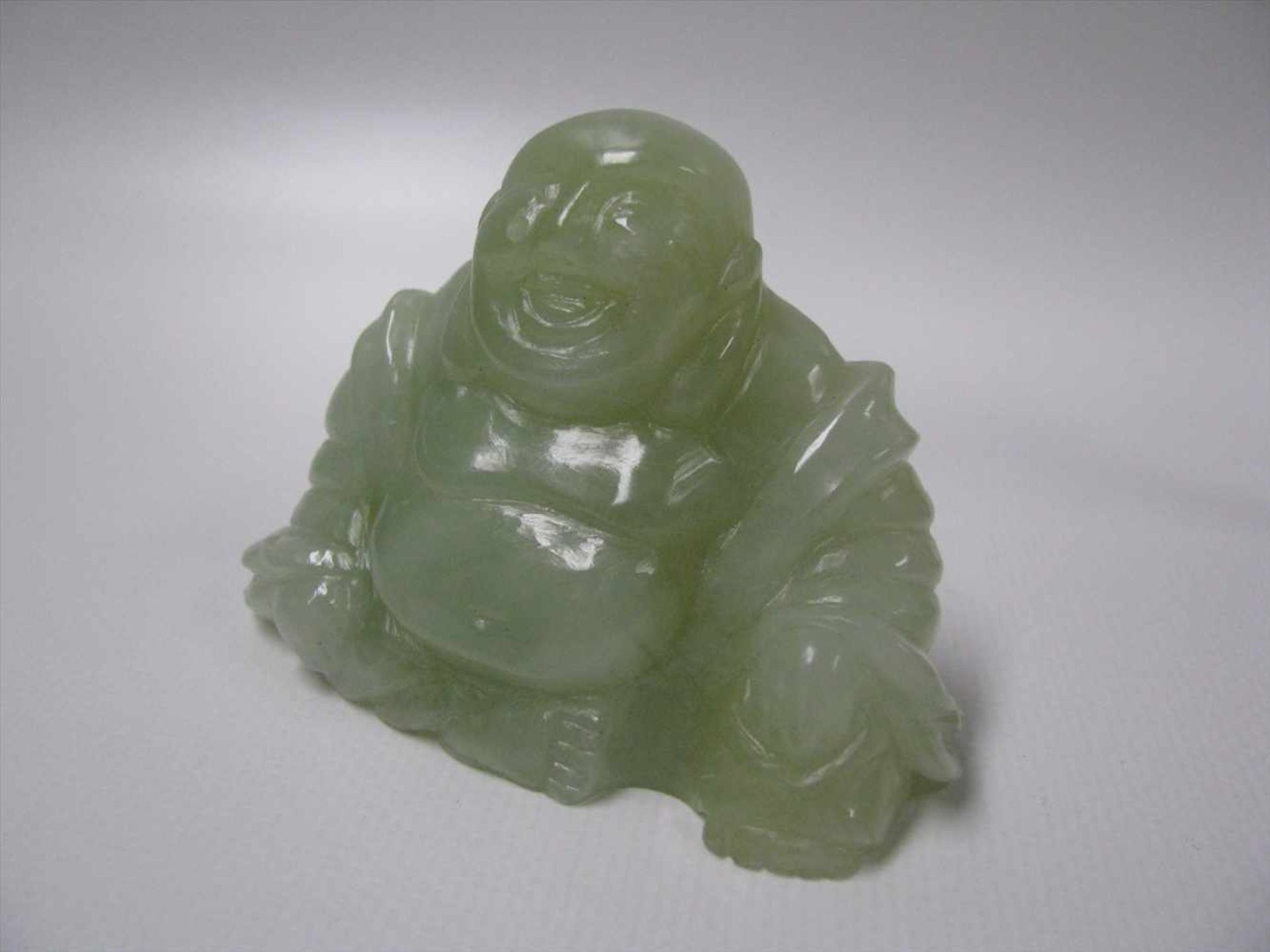 Buddha, Jade beschnitzt, 6 x 8 x 4 cm.