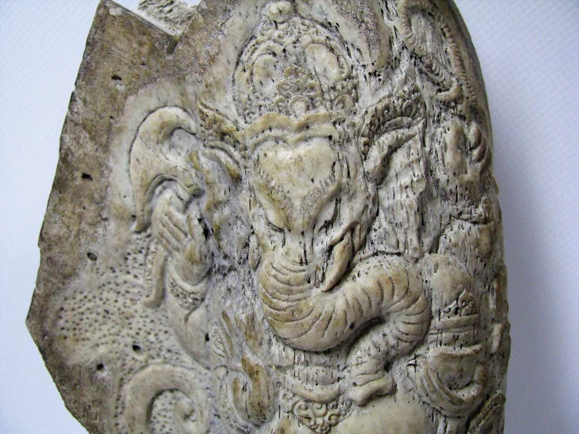 Schnitzerei, Asien, wohl Mammutknochen beschnitzt mit Darstellung des Elefantengotts Ganesha, antik, - Bild 3 aus 3