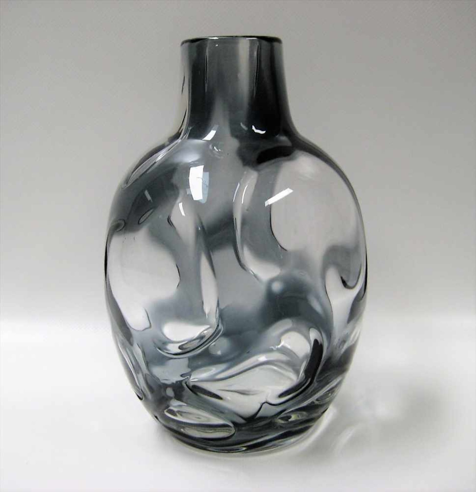 Vase, Ariel, 1950/60er Jahre, gräulich-blaues Glas, h 21 cm, d 13 cm.