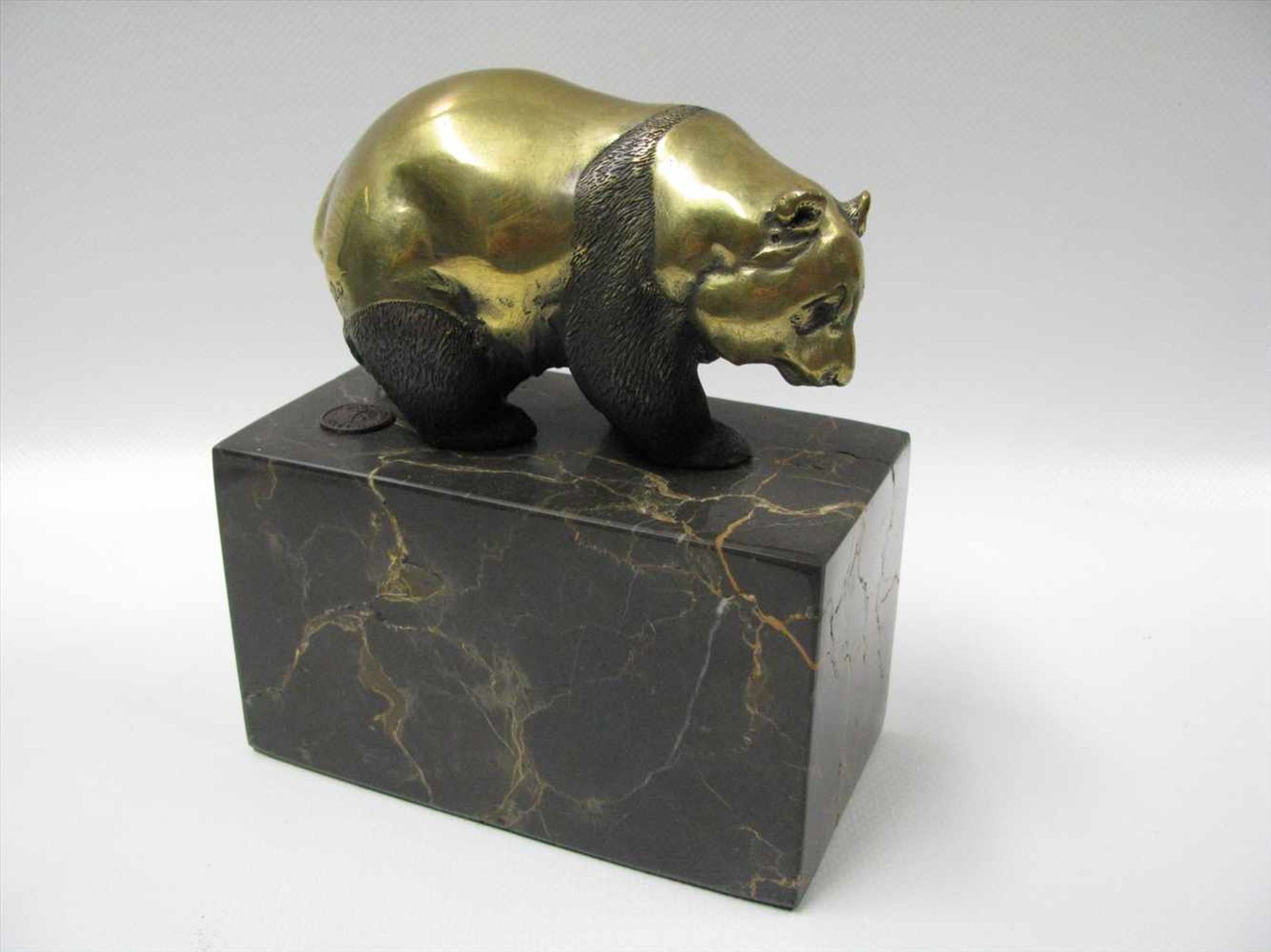 Schreitender Pandabär, Bronze patiniert, bez. "Milo", Gießerstempel, Marmorsockel, posthumer Guss,