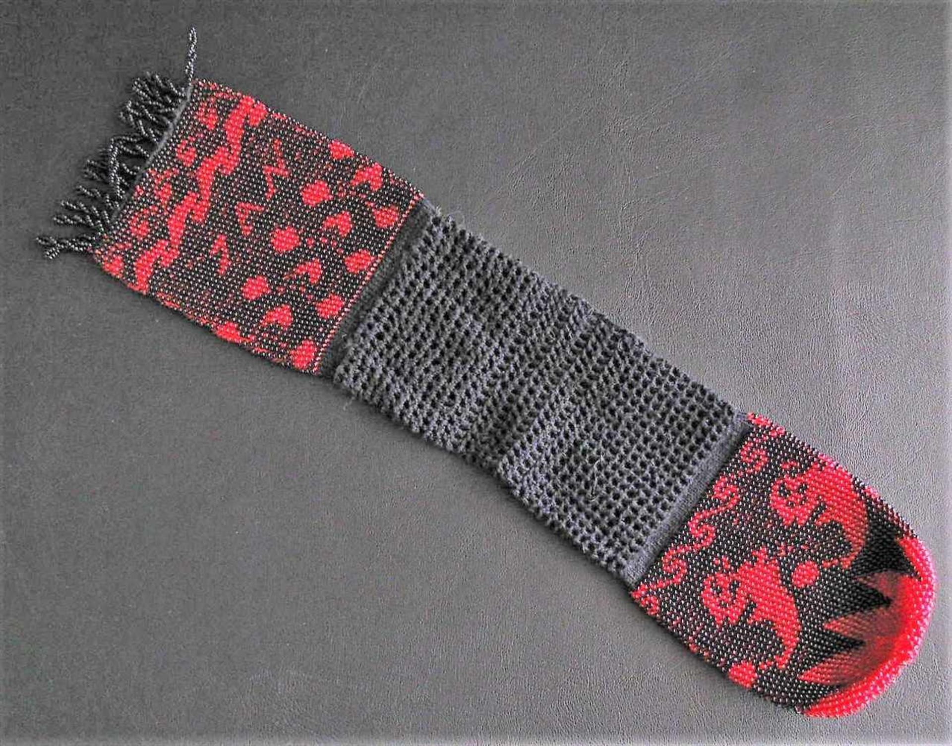 Pompadour, dat. 1986, feine Perlenstickerei, 33 x 8 cm.