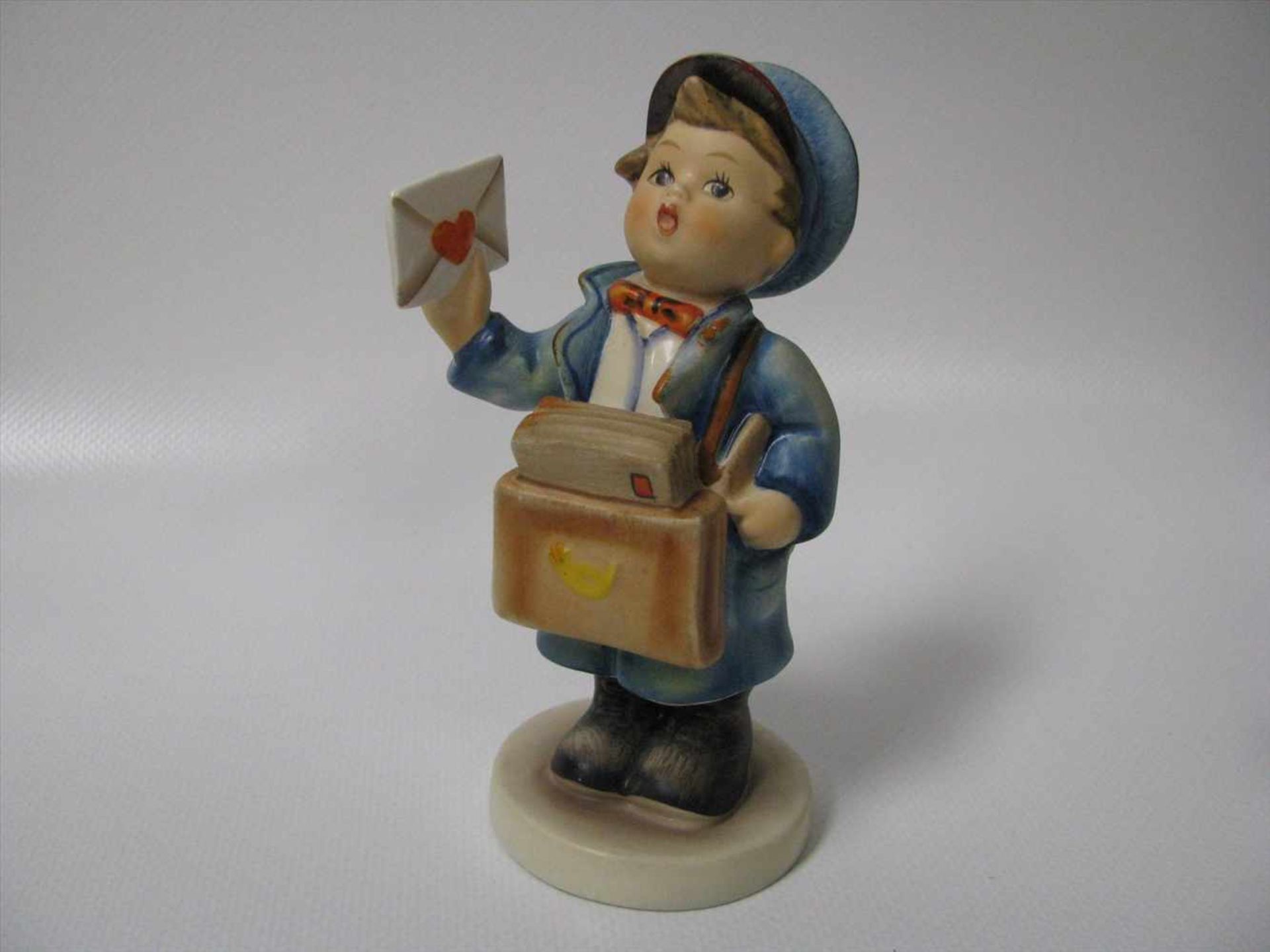 Hummel Figur, Eilbote - Postmann, Goebel Porzellan, polychrom bemalt, Nr. 119, h 12 cm.
